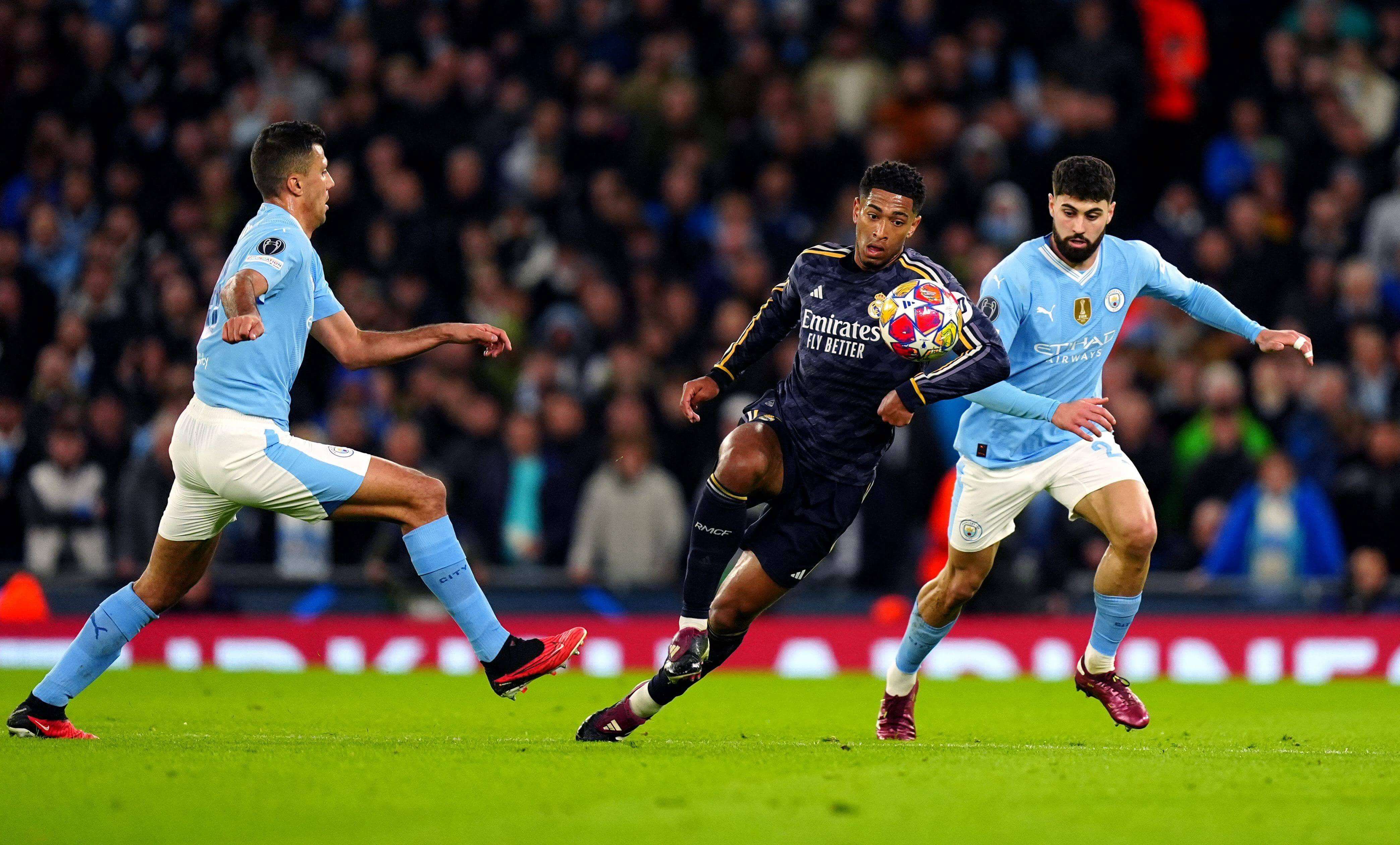  Jude Bellingham pelea un balón en el City-Real Madrid.