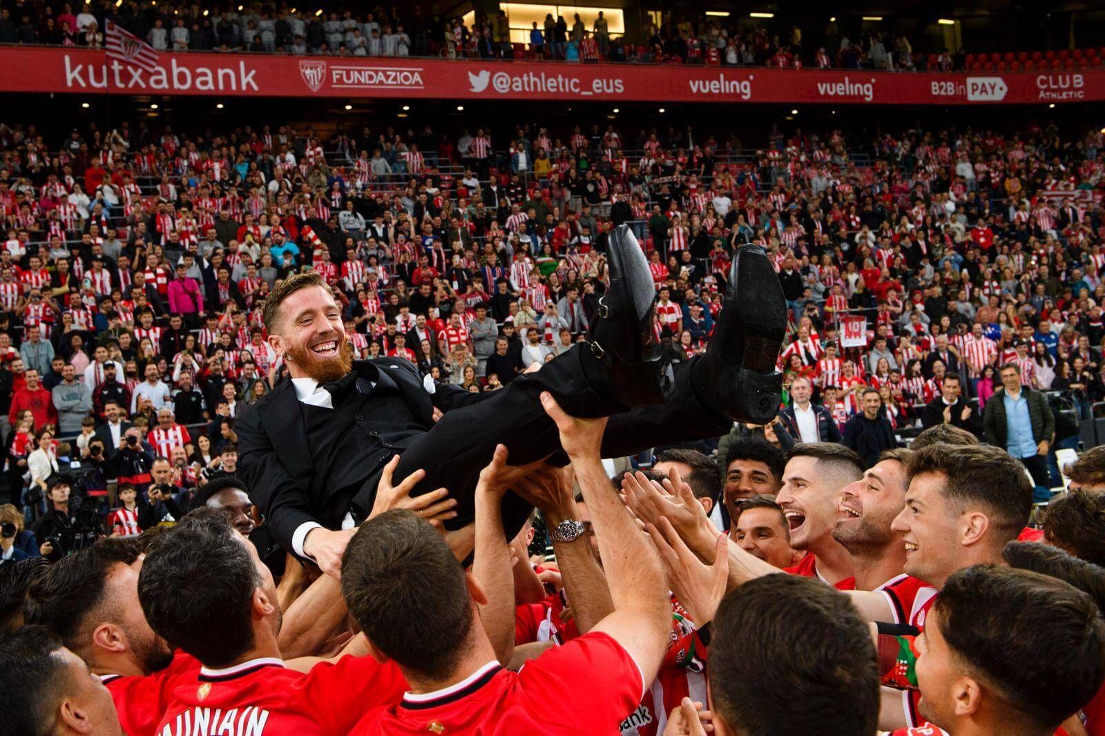  Manteo de sus compañeros al capitán Iker Muniain, en su fiesta de despedida vivida en San Mamés.