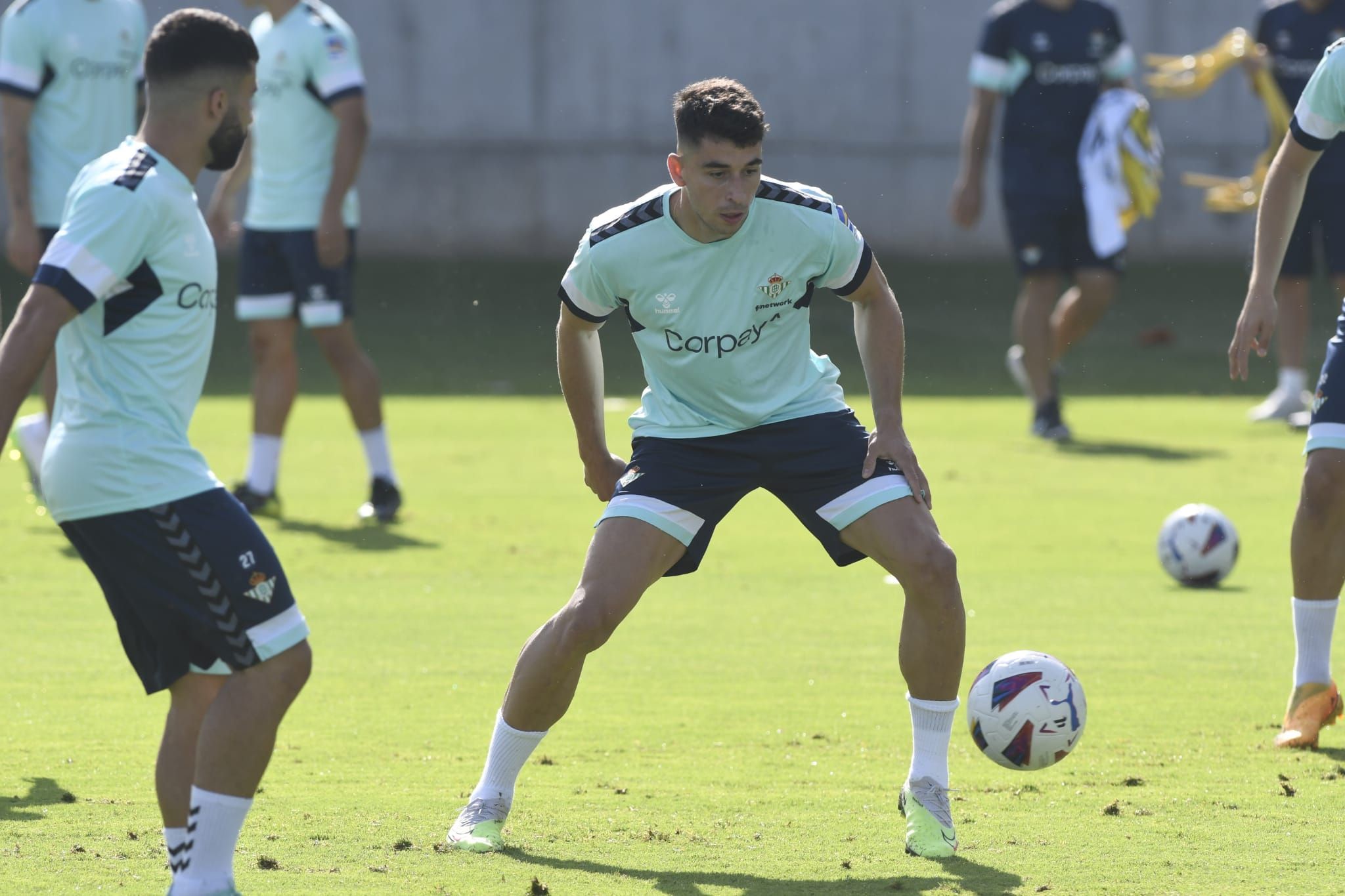  Marc Roca, entrenando con el Betis