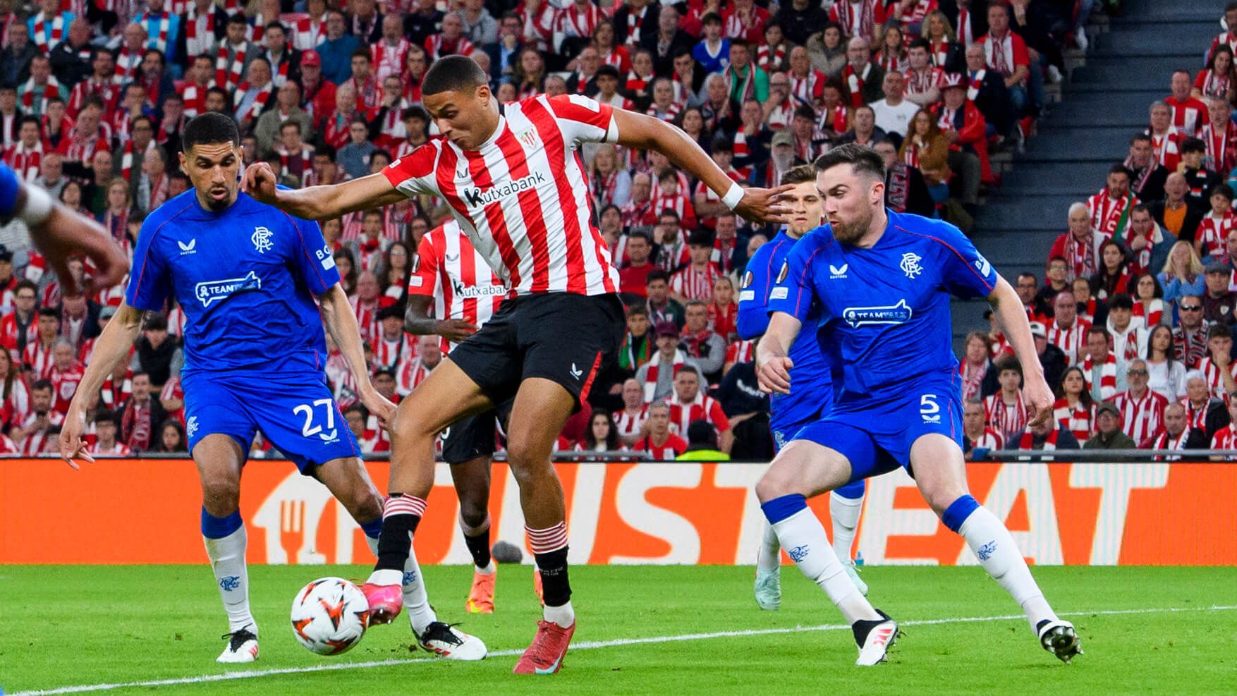  Maroan Sannadi controla un balón en el Athletic-Rangers FC de San Mamés.