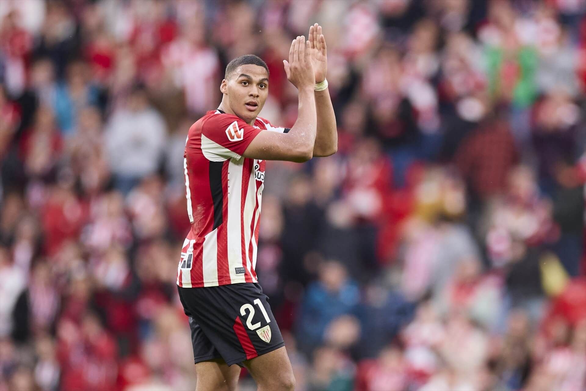 Maroan Sannadi aplaude a la afición tras la ovación en el derbi Athletic Club-Alavés de San Mamés.