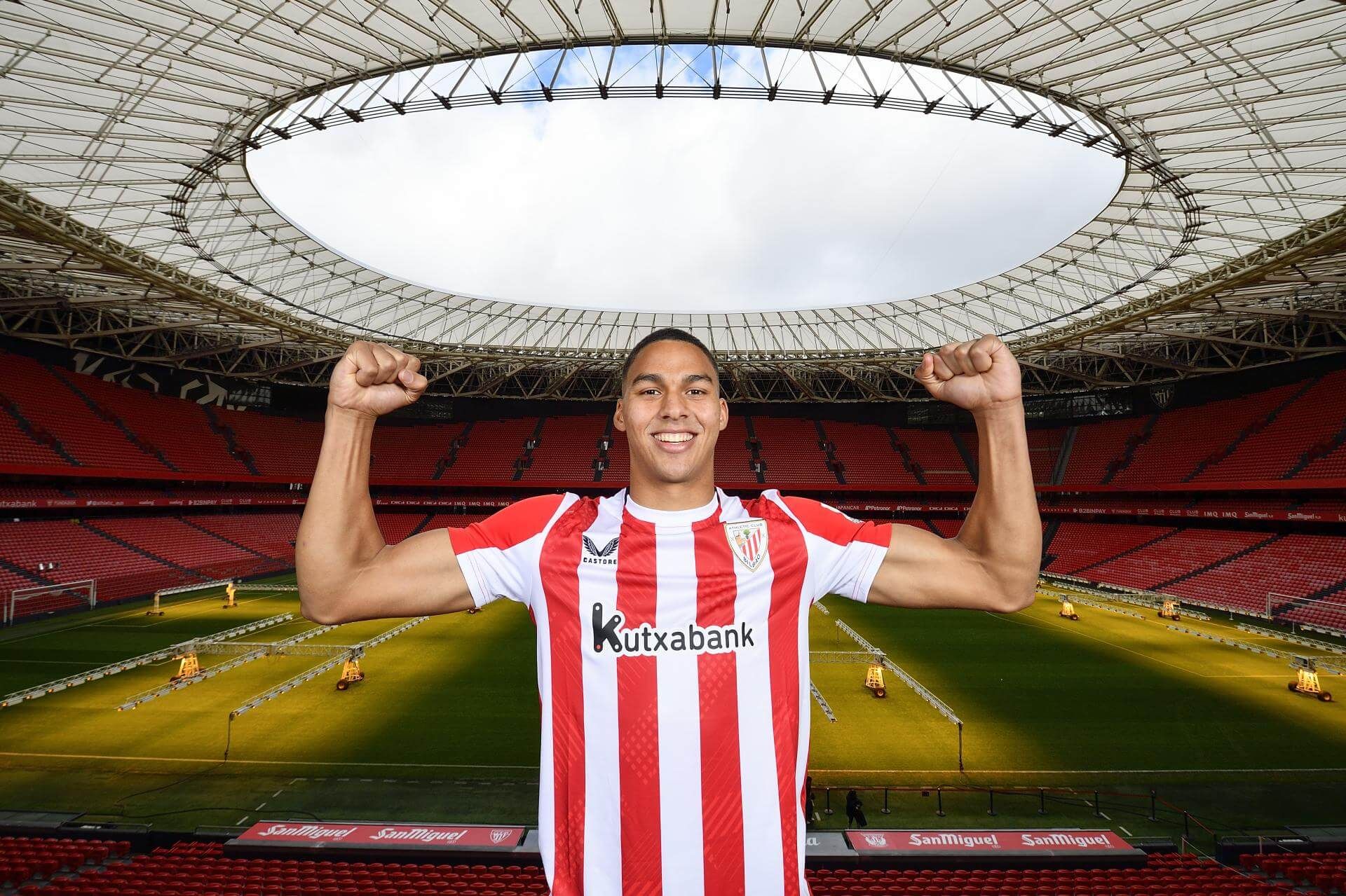 El delantero Maroan Sannadi posa feliz y orgulloso con una camiseta rojiblanca en San Mamés.
