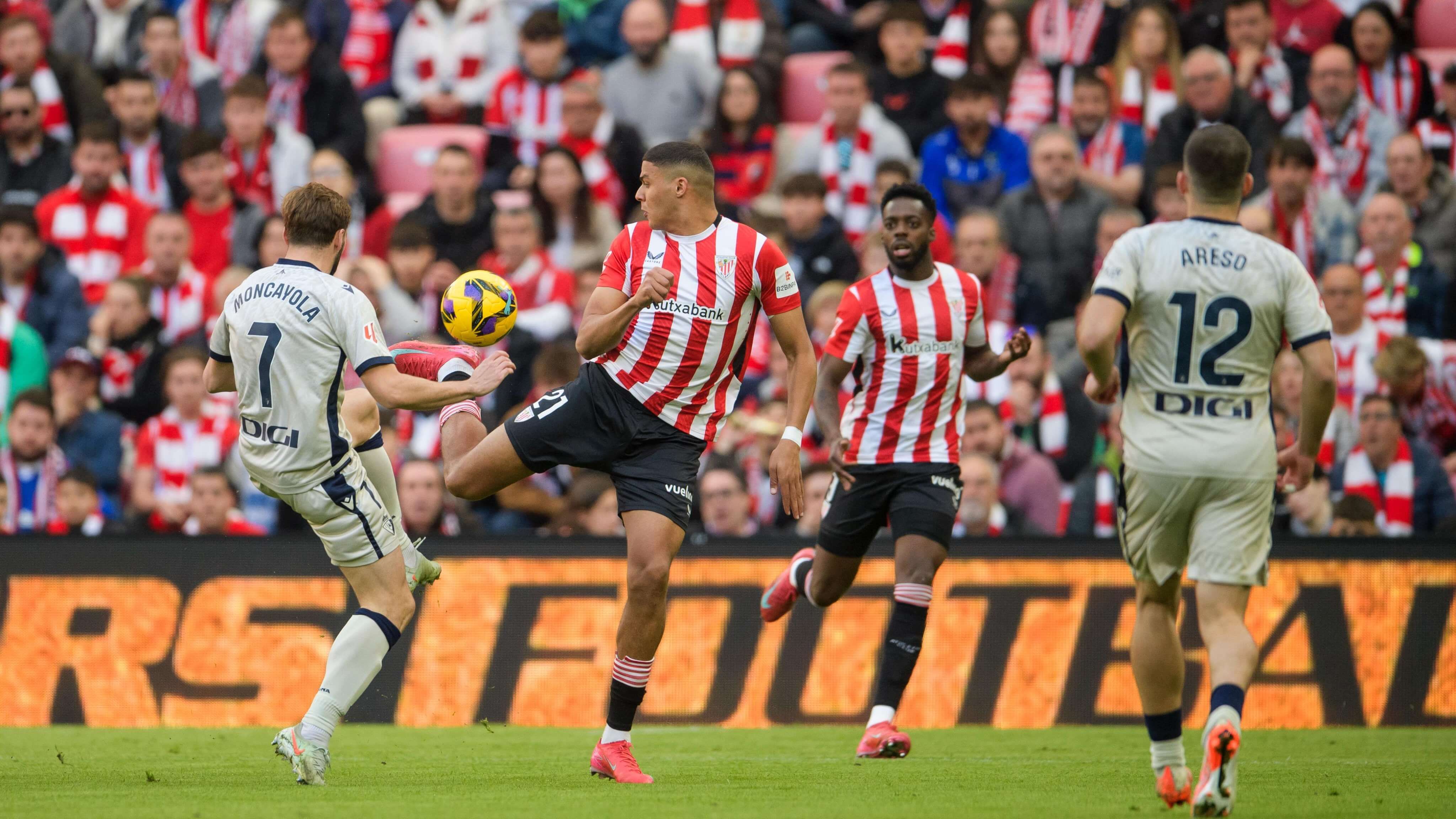 Maroan Sannadi la toca de espuela en el derbi ante el CA Osasuna en San Mamés.