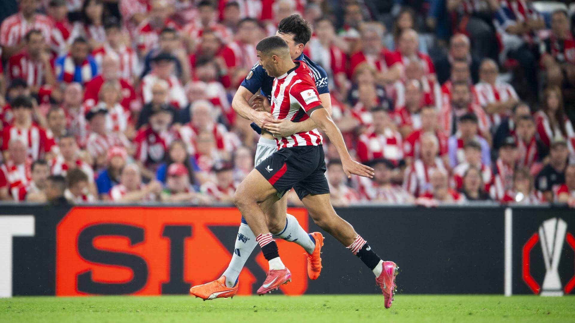  Harry Maguire derriba a Maroan Sannadi en el partido contra el Manchester en San Mamés.