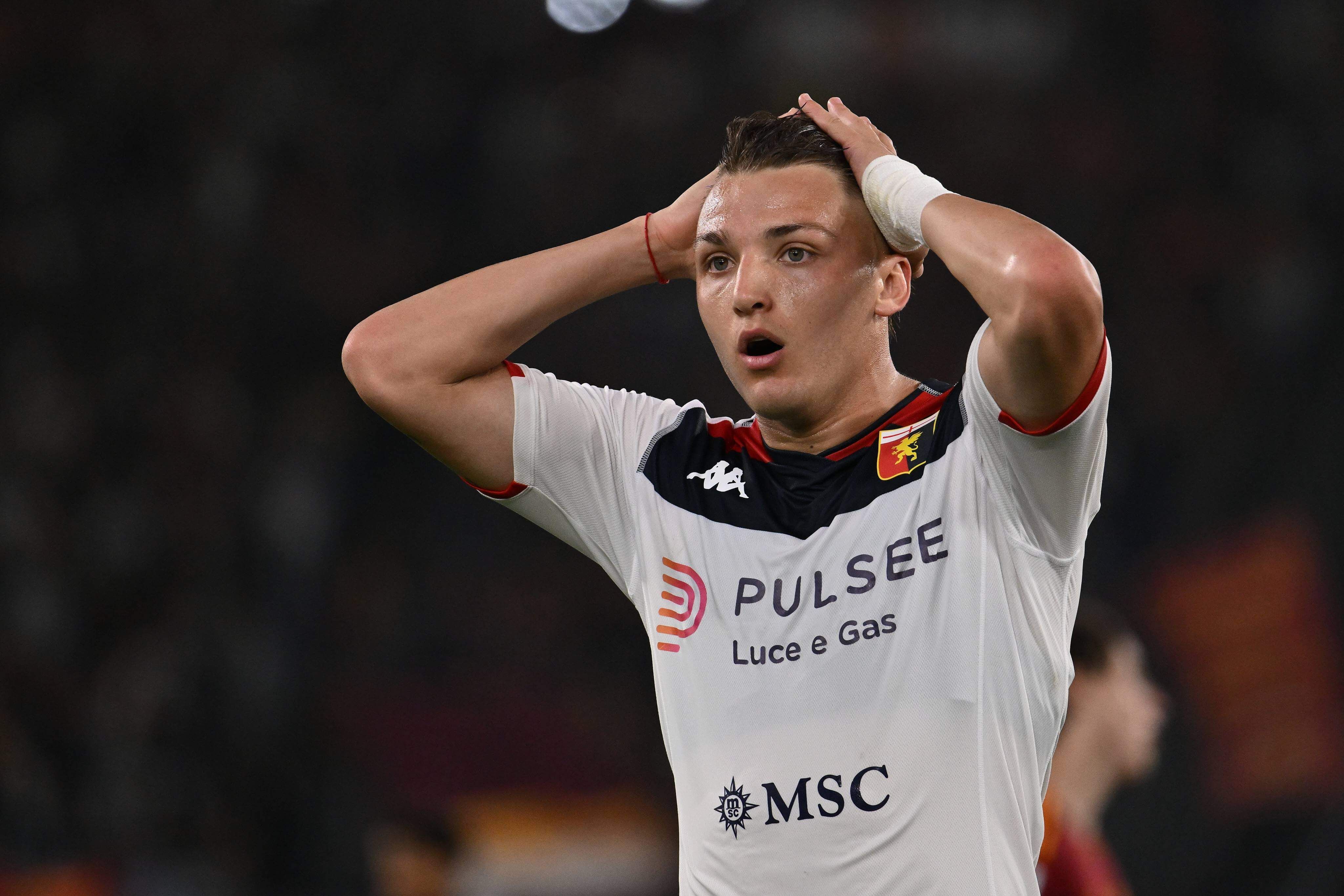 Mateo Retegui se lamenta durante un partido del Genoa.