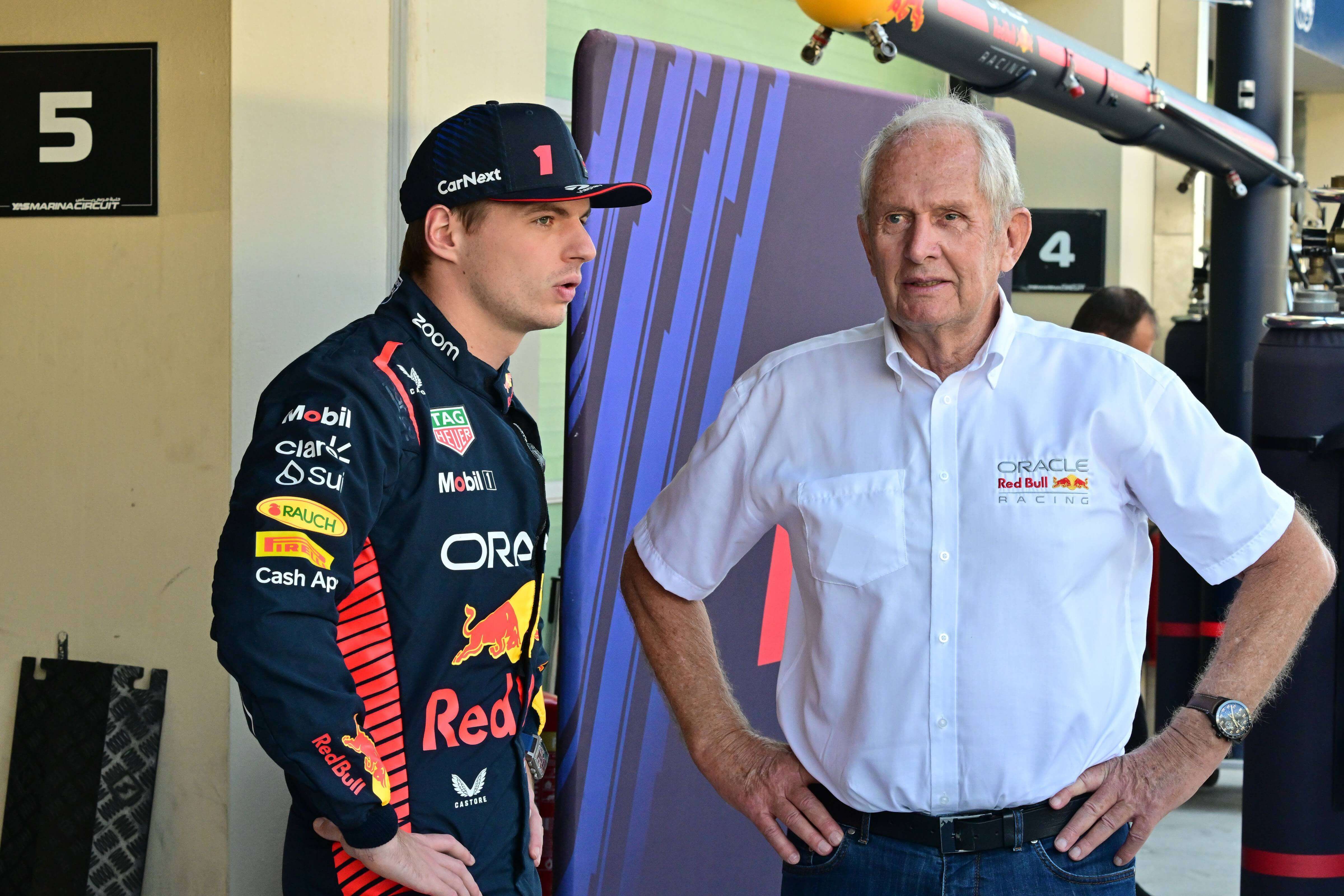  Max Verstappen y Helmut Marko, charlando durante la disputa de un Gran Premio..