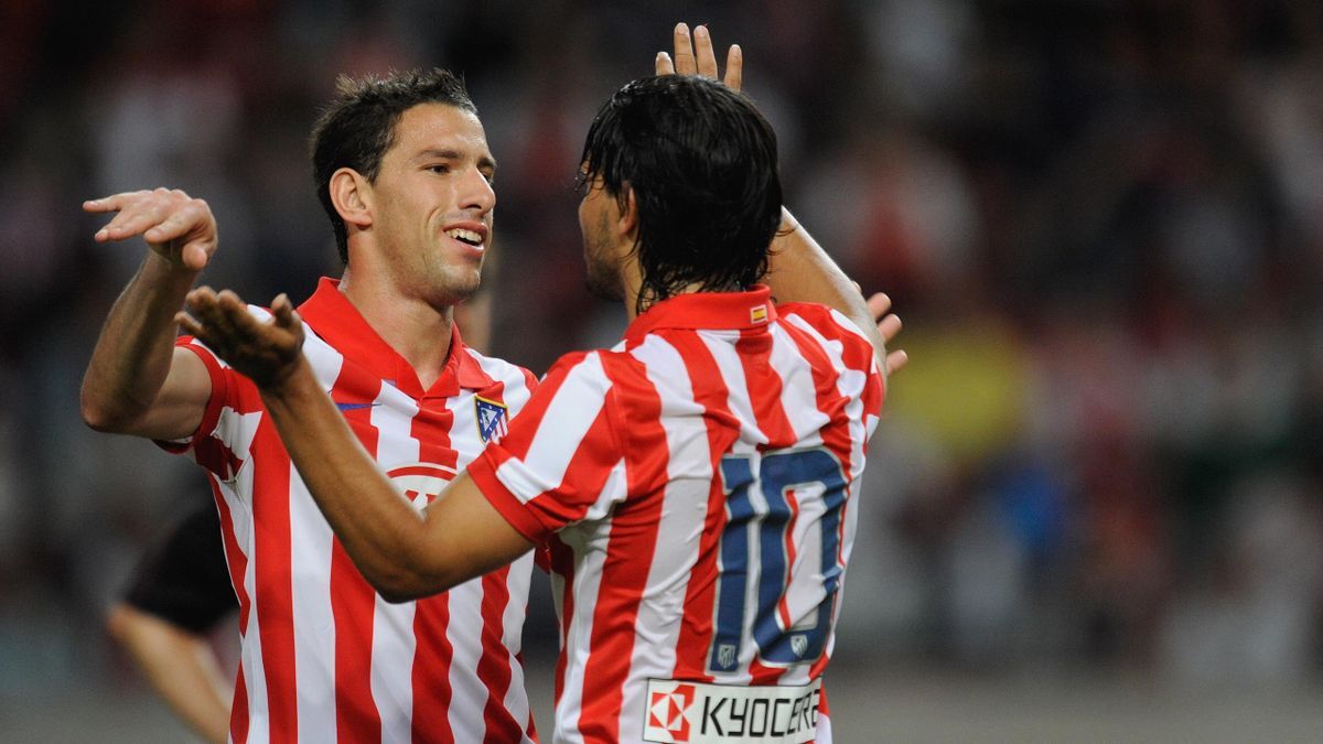 Maxi Rodríguez celebra un gol con el Kun Agüero en el Atlético de Madrid.