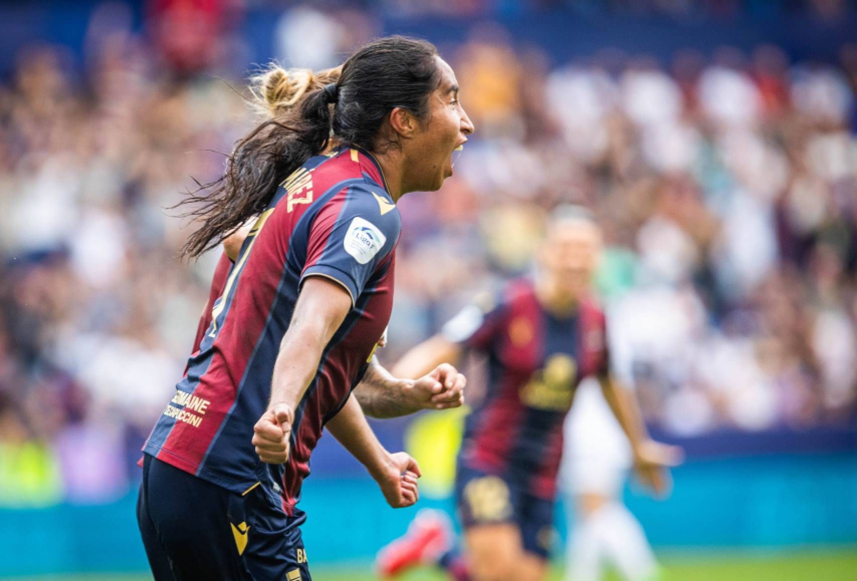 Mayra Ramírez celebra un gol con el Levante UD Femenino.