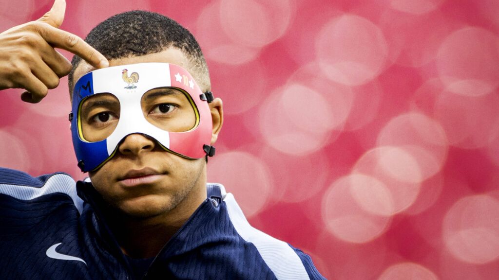 Mbappé con la máscara tricolor en el entrenamiento de Francia (Cordon Press)
