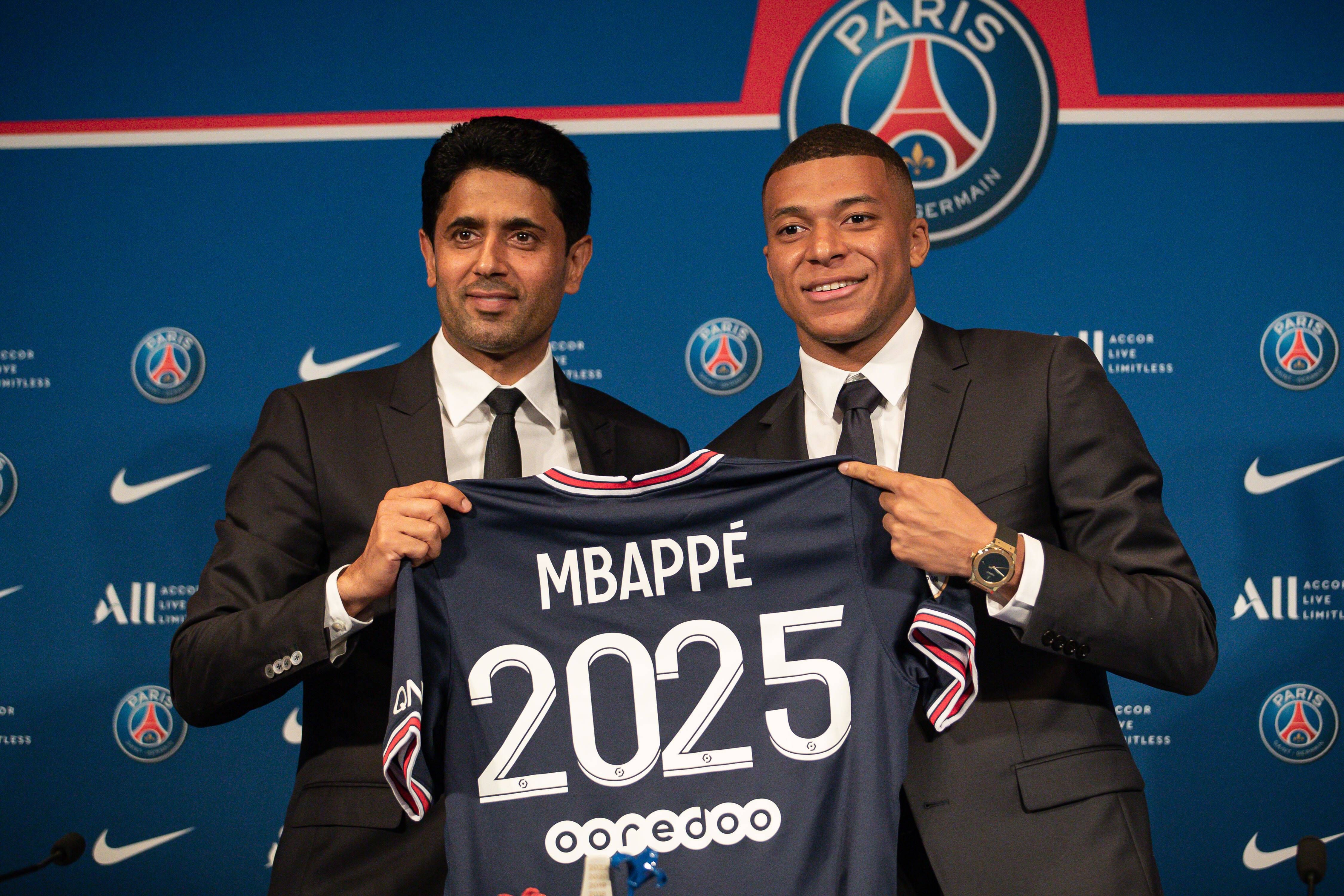 Mbappé y Nasser Al Khelaïfi, durante su renovación con el PSG