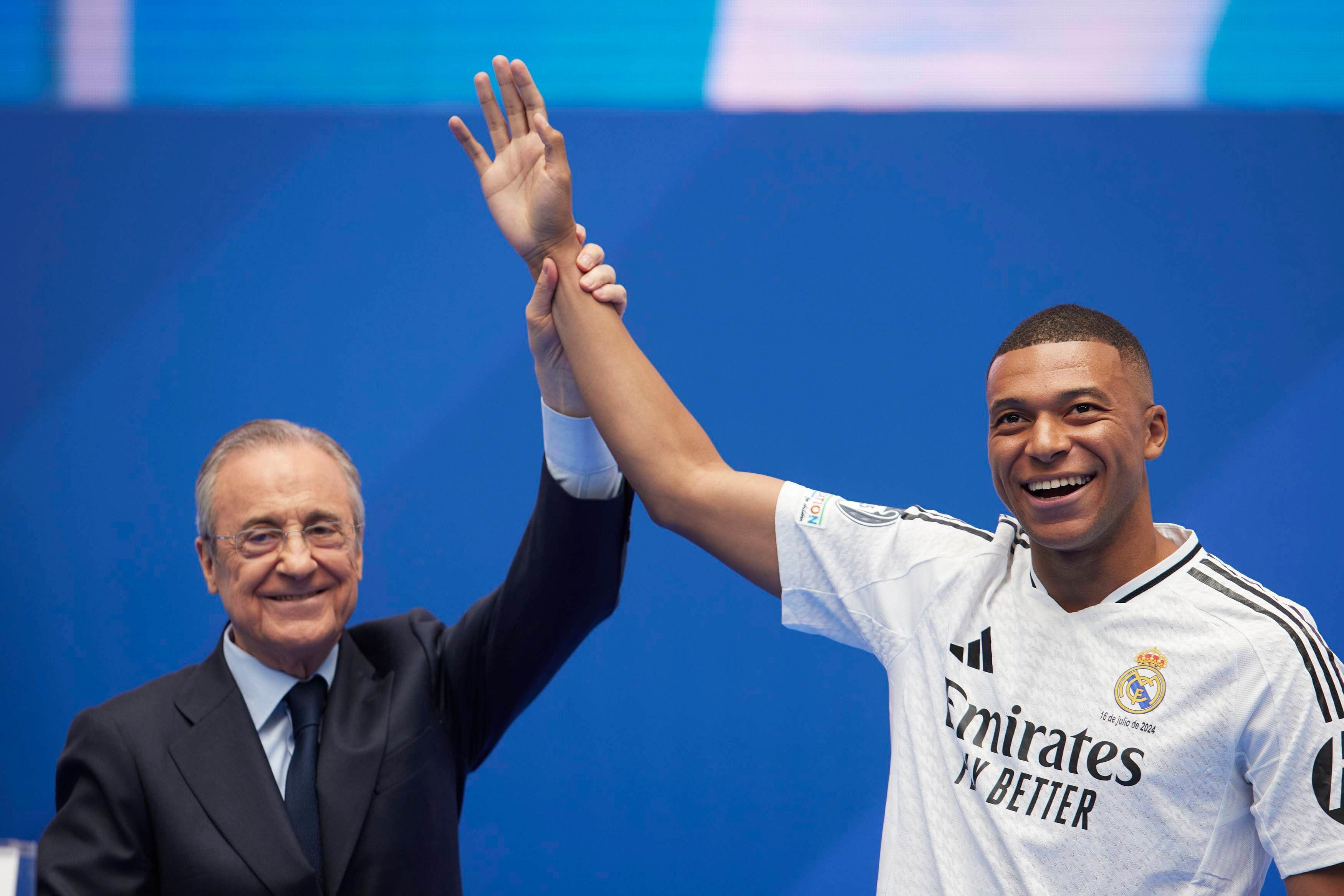  Florentino Pérez y Mbappé en su presentación en el Bernabéu (Cordon Press)