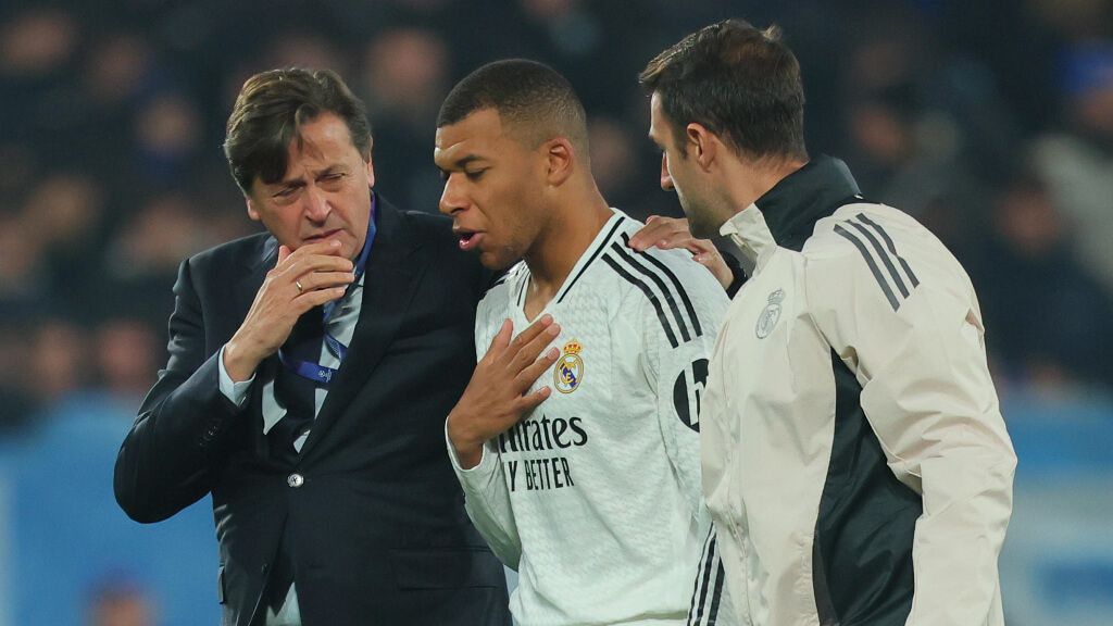  Kylian Mbappé con los médicos del Real Madrid (Cordon Press)