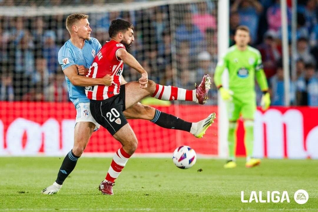 Asier Villalibre, con esas llamativas medias rojiblancas en el partido RCCelta - Athletic Club.