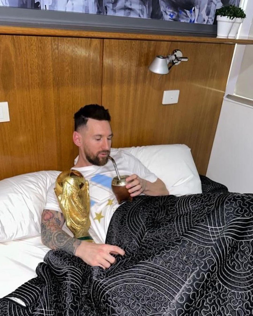 Messi en su cama con la Copa del Mundo. (Fuente: @leomessi)