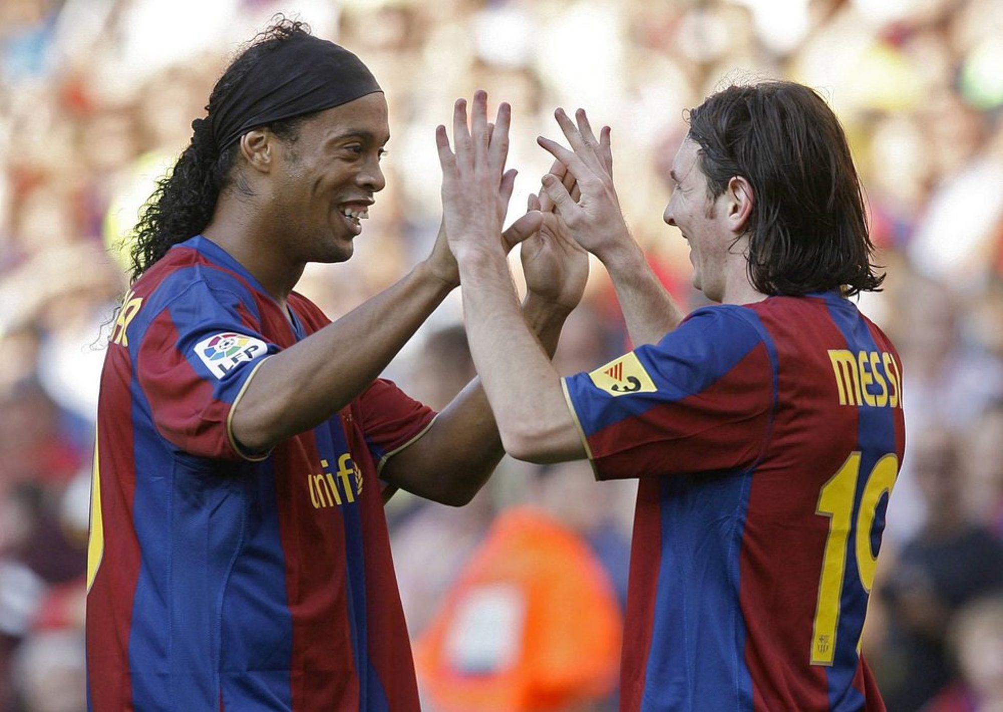  Leo Messi y Ronaldinho, en un partido con el FC Barcelona.