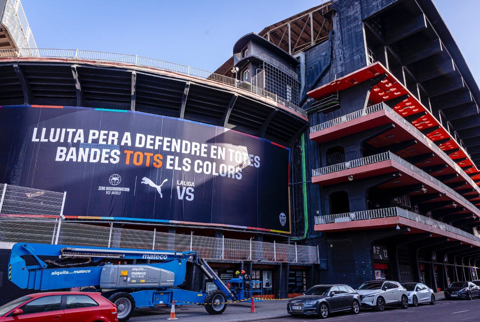  Mestalla muda su piel contra el racismo y con un guiño al himno del Valencia CF