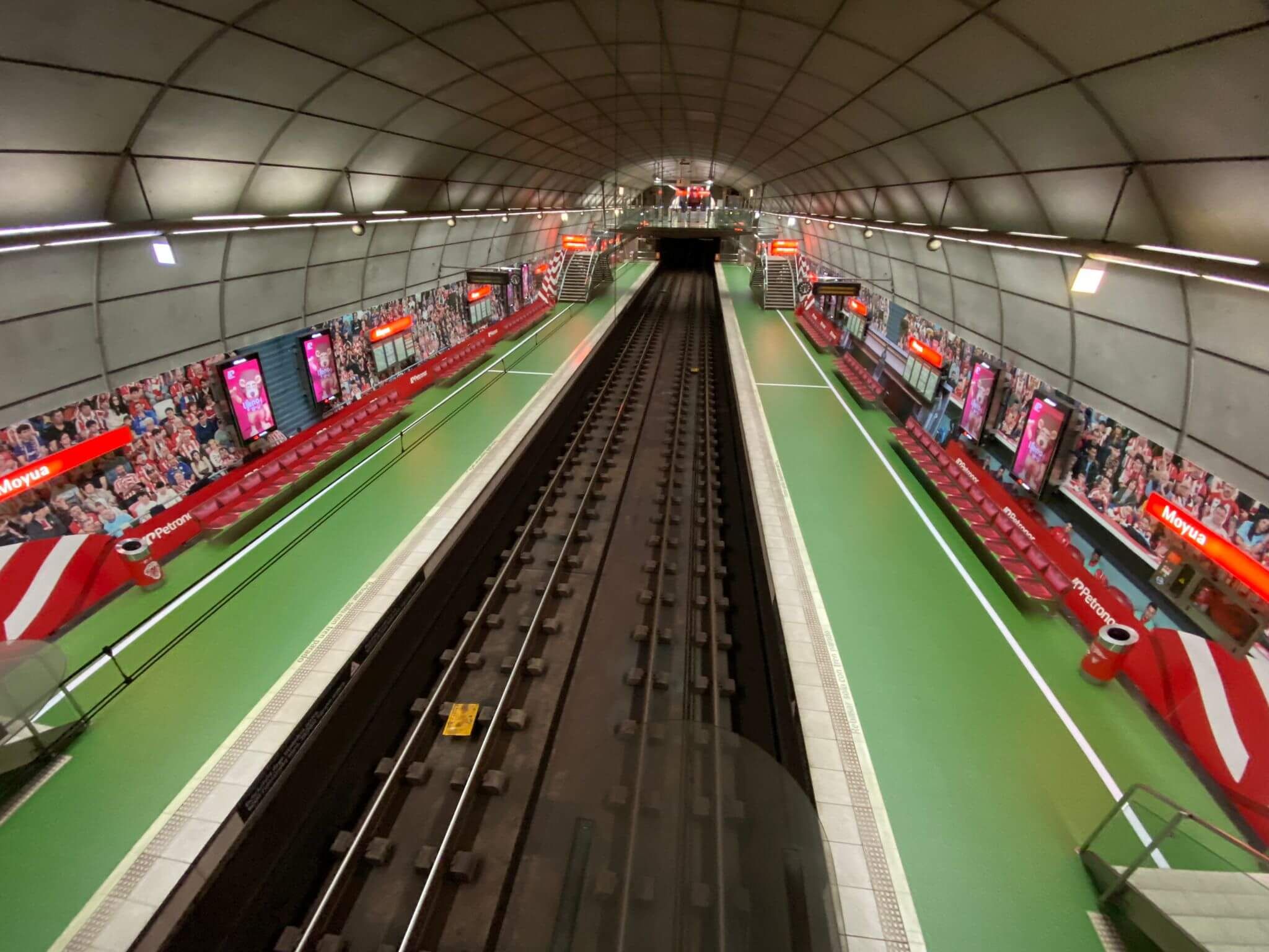  El Metro de Bilbao, engalanado para la final de Copa del Athletic Club luego vencida en La cartuja de Sevilla al RCD Mallorca.