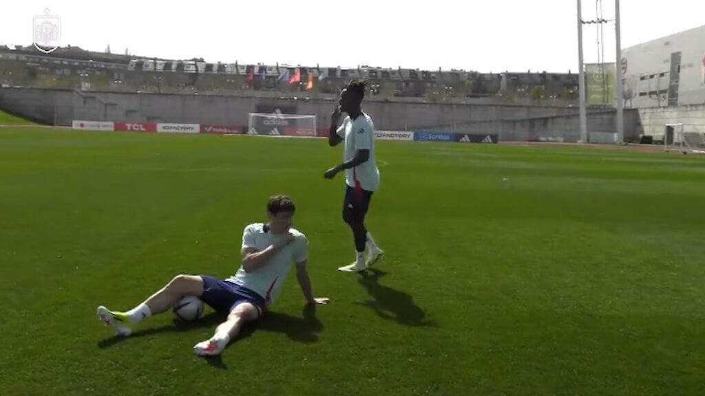  Nico Williams mandando callar a Lamine Yamal en el entrenamiento de la RFEF. (Fuente: SeFutbol)