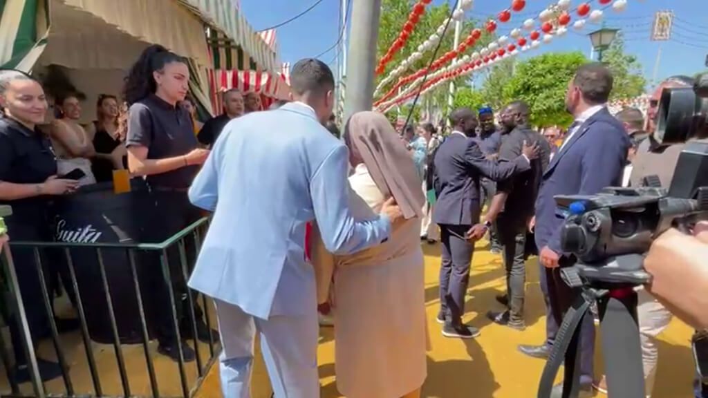  Una monja se saca una fotografía con Marc Bartra en la feria de Sevilla