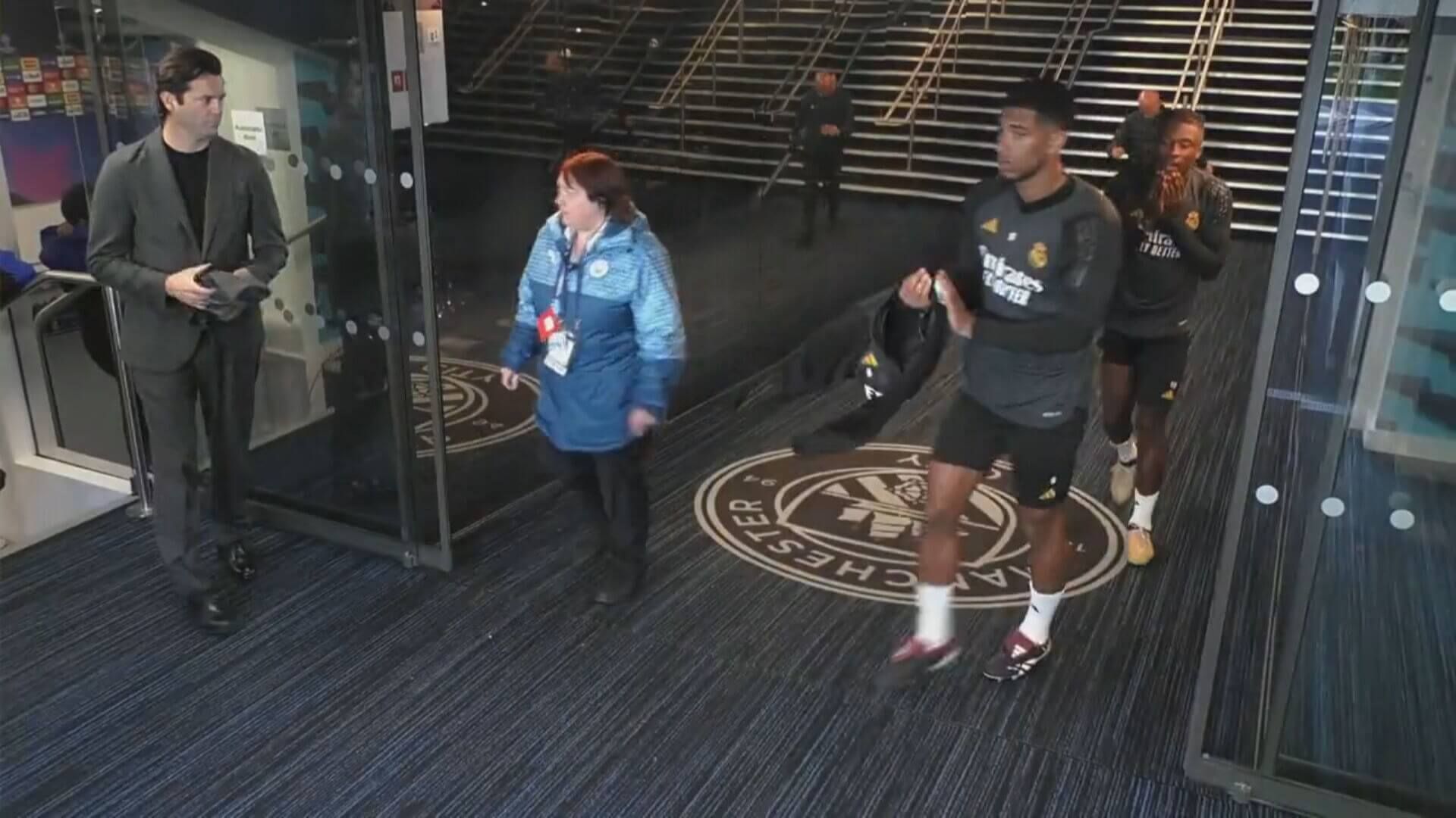 Jude Bellingham dando la vuelta para no pisar el escudo del Manchester City (ElDesmarque)