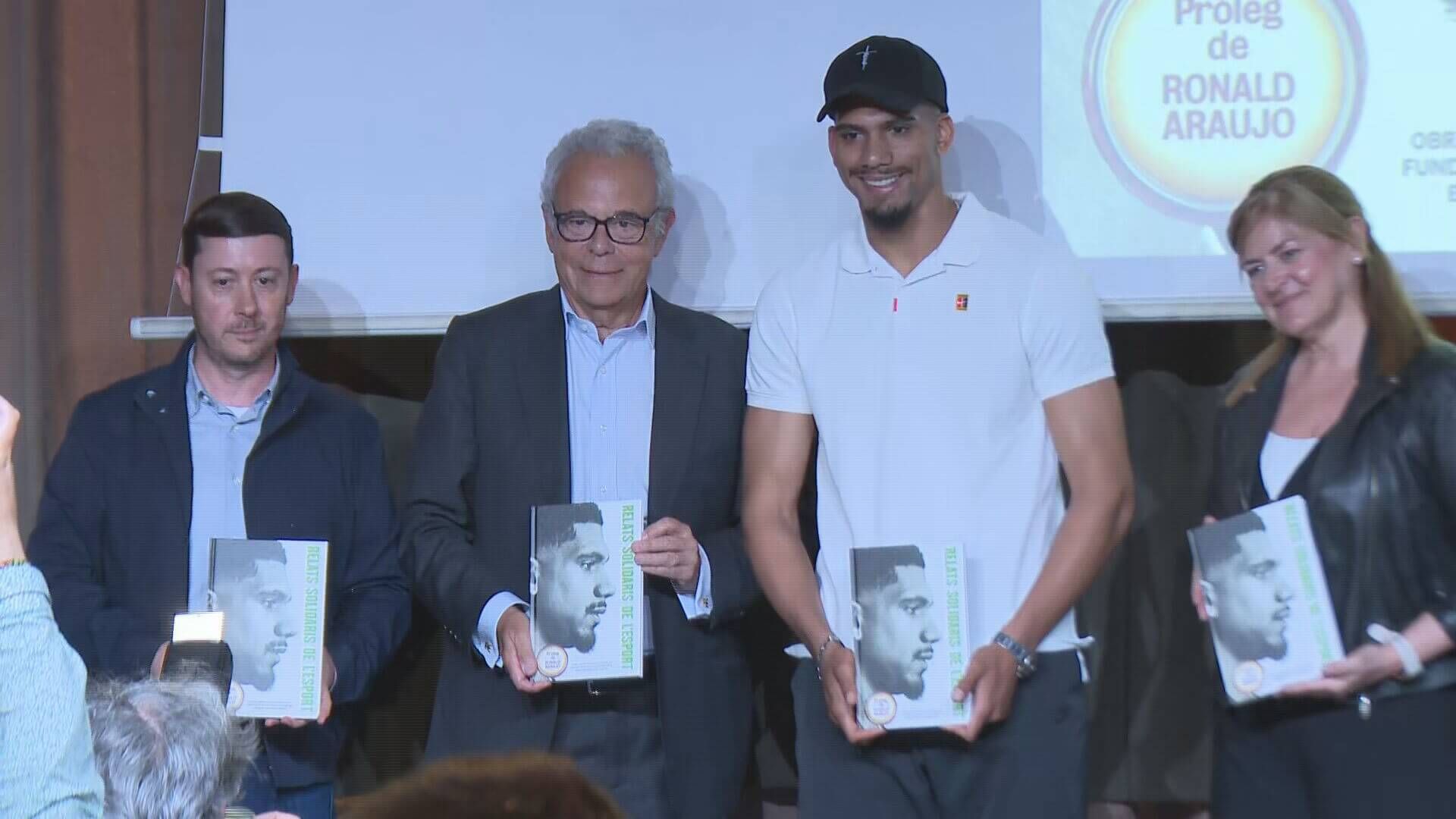  Ronald Araujo en la presentación del libro 'Relatos Solidarios'