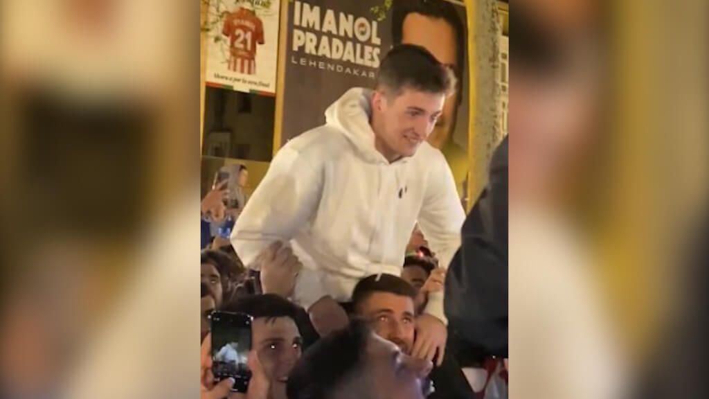 Unai Simón y Aguirrezabala celebrando l título en las calles de Bilbao (X: @@HakimGoikoetxea)