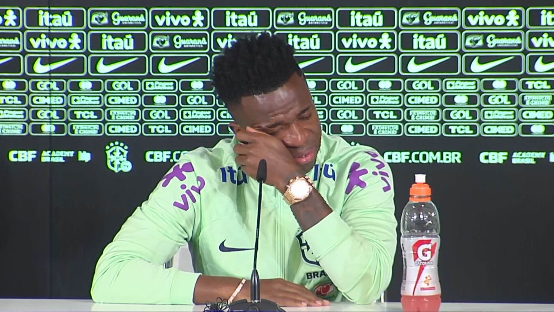  Vinicius rompe a llorar en la rueda de prensa