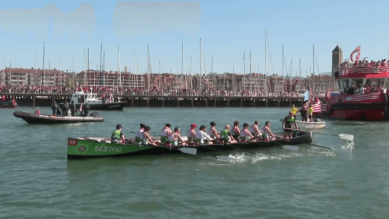 Una embarcación que acompaña a la Gabarra