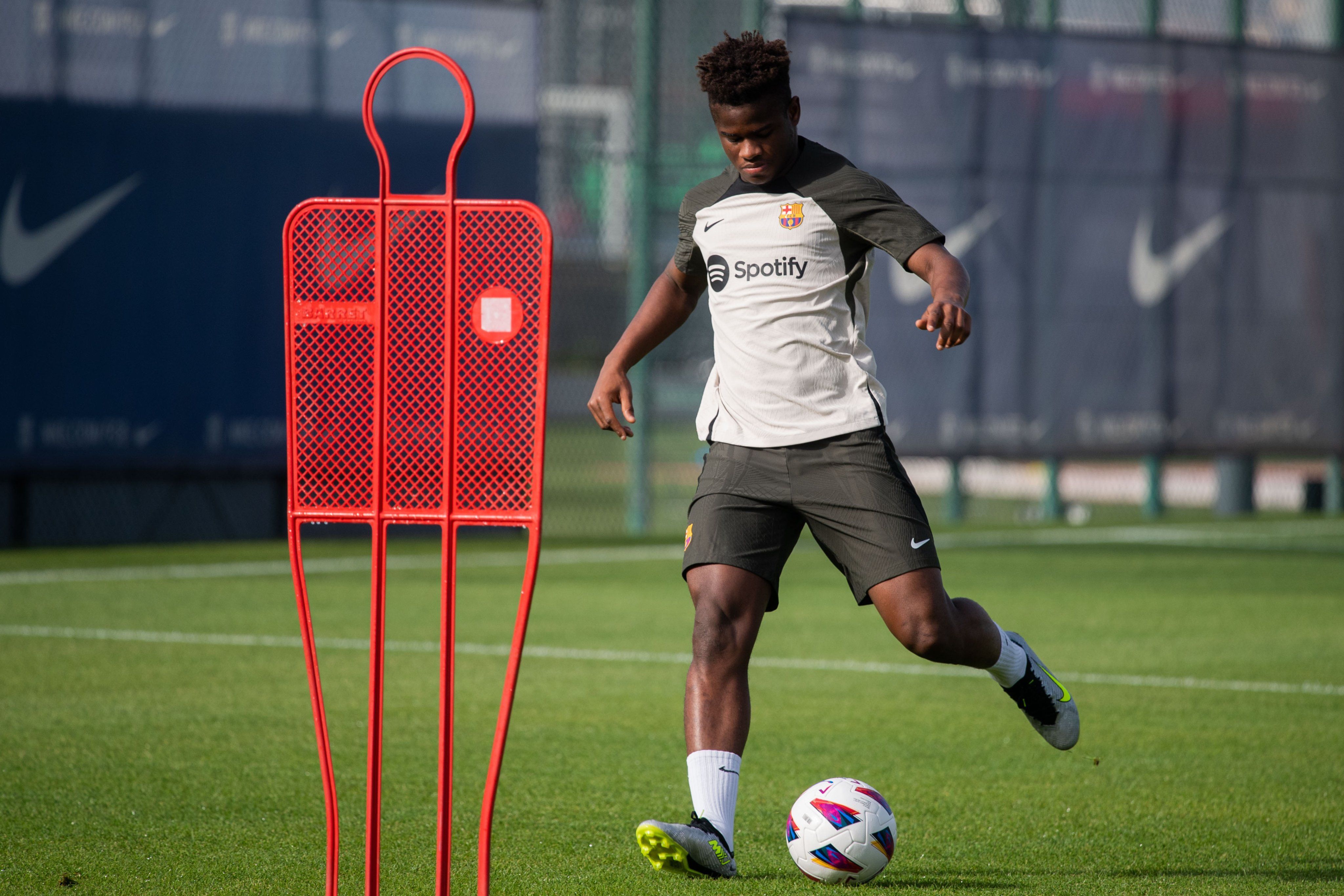 Mikayil Faye, en un entrenamiento con el Barça.