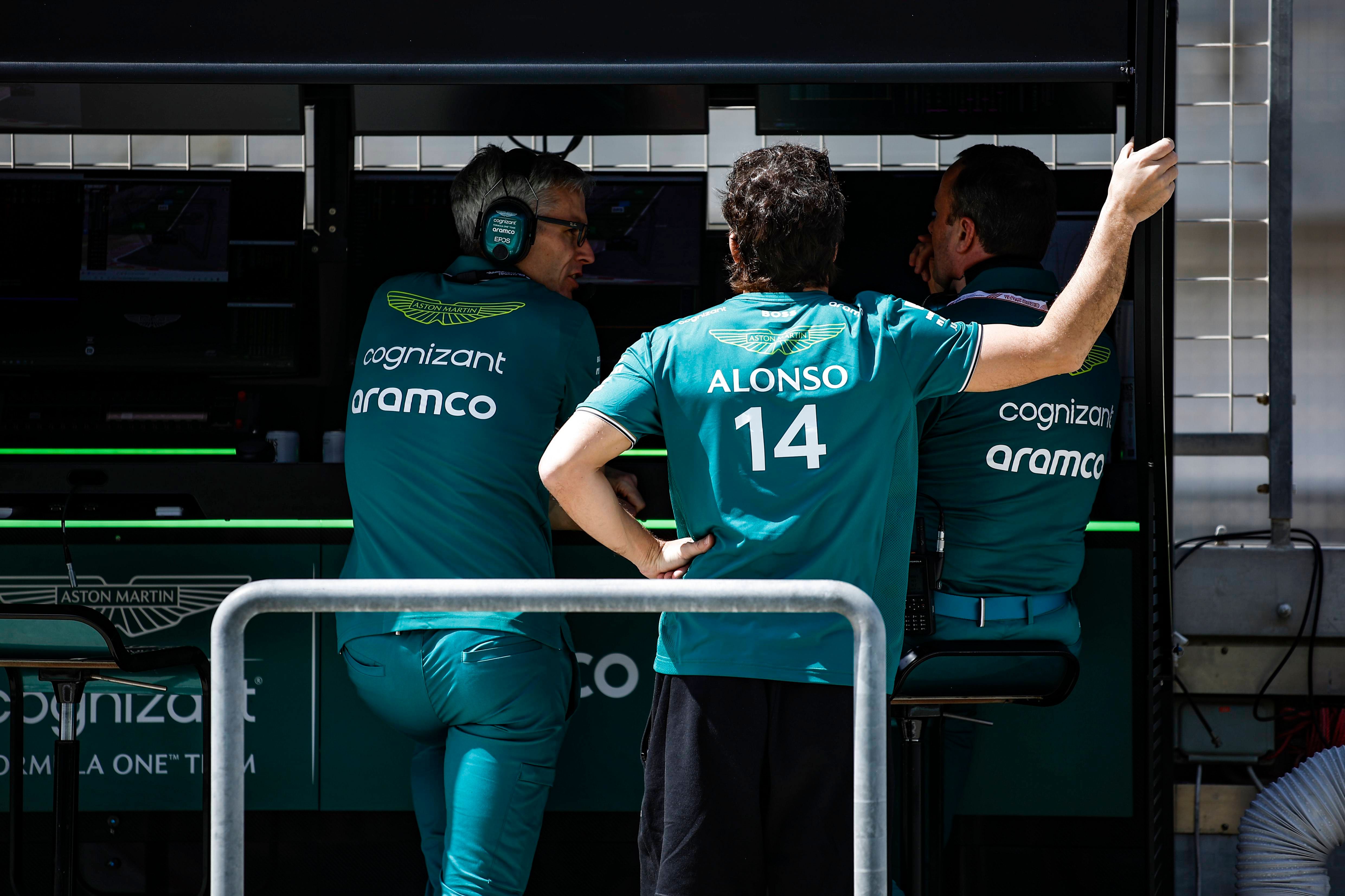 Mike Krack, hablando con Fernando Alonso en el GP de Bahrain (Cordon Press)