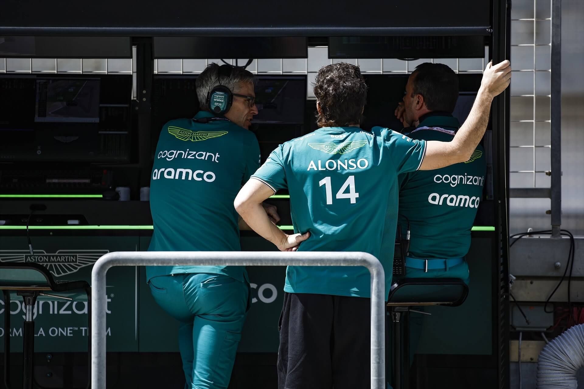 Mike Krack, junto a Fernando Alonso en el pit wall (Europa Press)