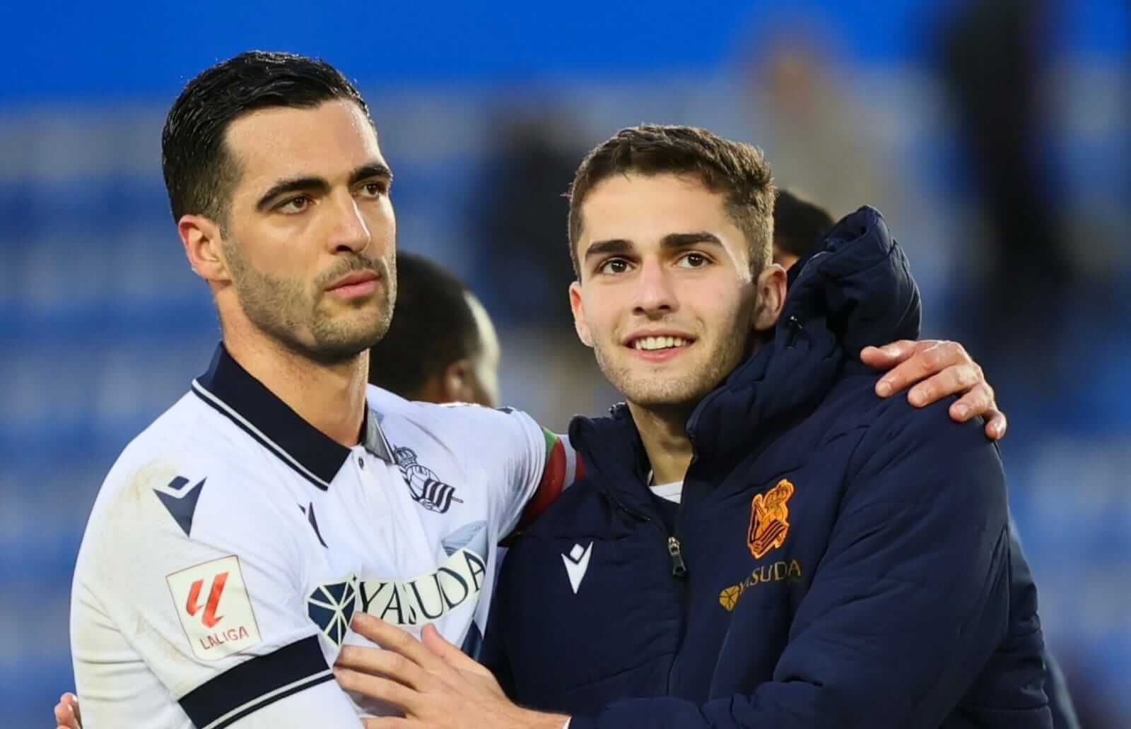  Mikel Merino y Zakharyan se felicitan tras la victoria en Mendizorroza.