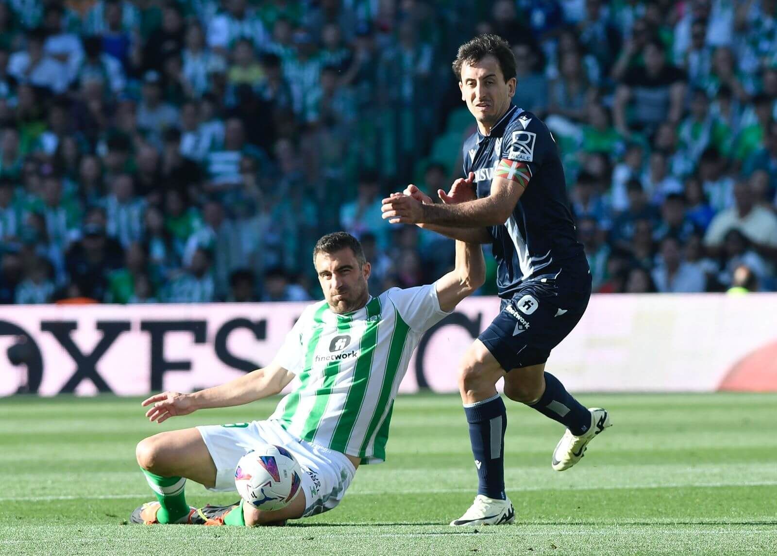  Mikel Oyarzabal pelea por un balón en el Benito Villamarín.