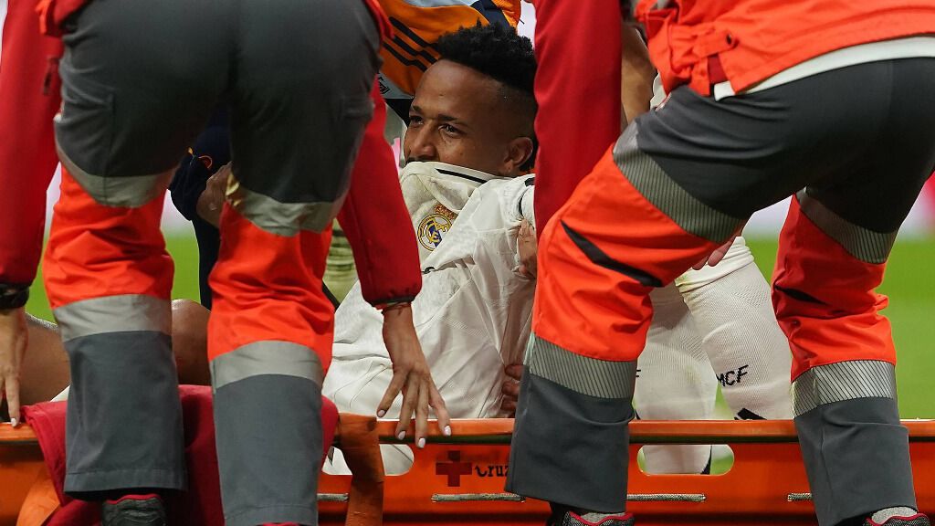  Militao abandonando el campo en camilla en el partido entre el Madrid y Osasuna (Fuente: Cordon Press)
