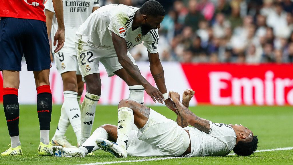 Militao en el momento de su lesión en el Bernabéu en el último partido de LaLiga.