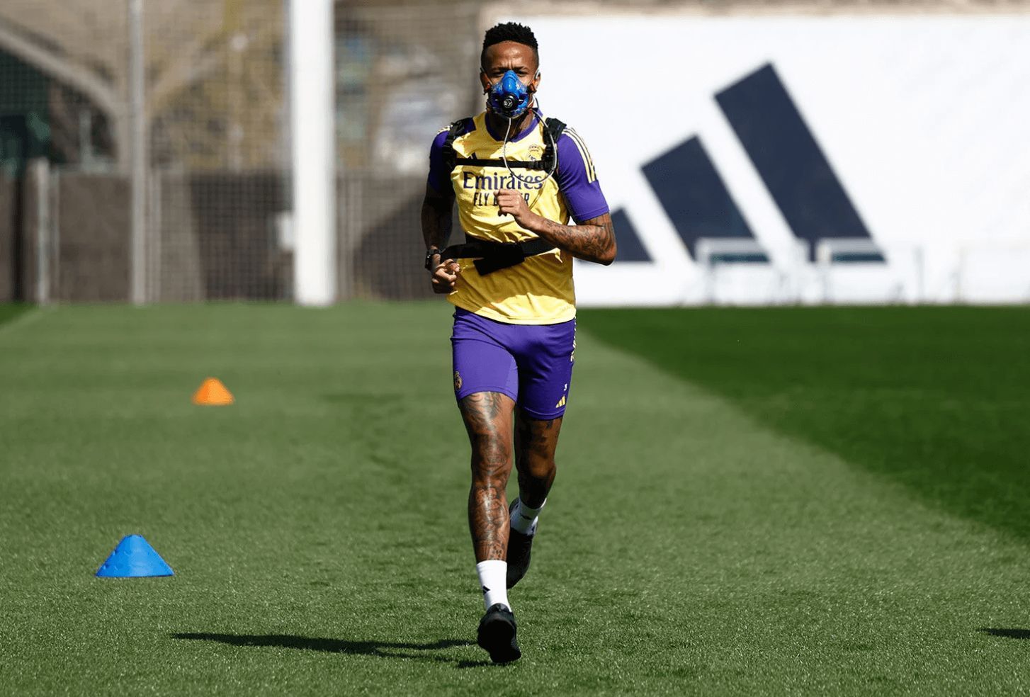 Eder Militao, entrenando con la máscaras de hipoxia.