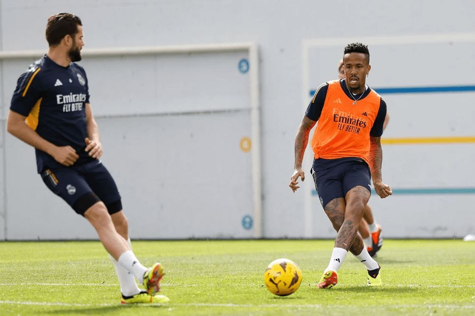 Eder Militao se entrena con Nacho en Valdebebas.