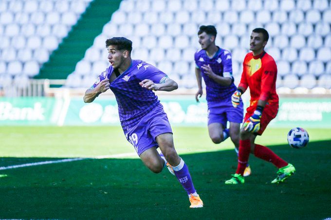  Mizzian celebra su gol en Córdoba,