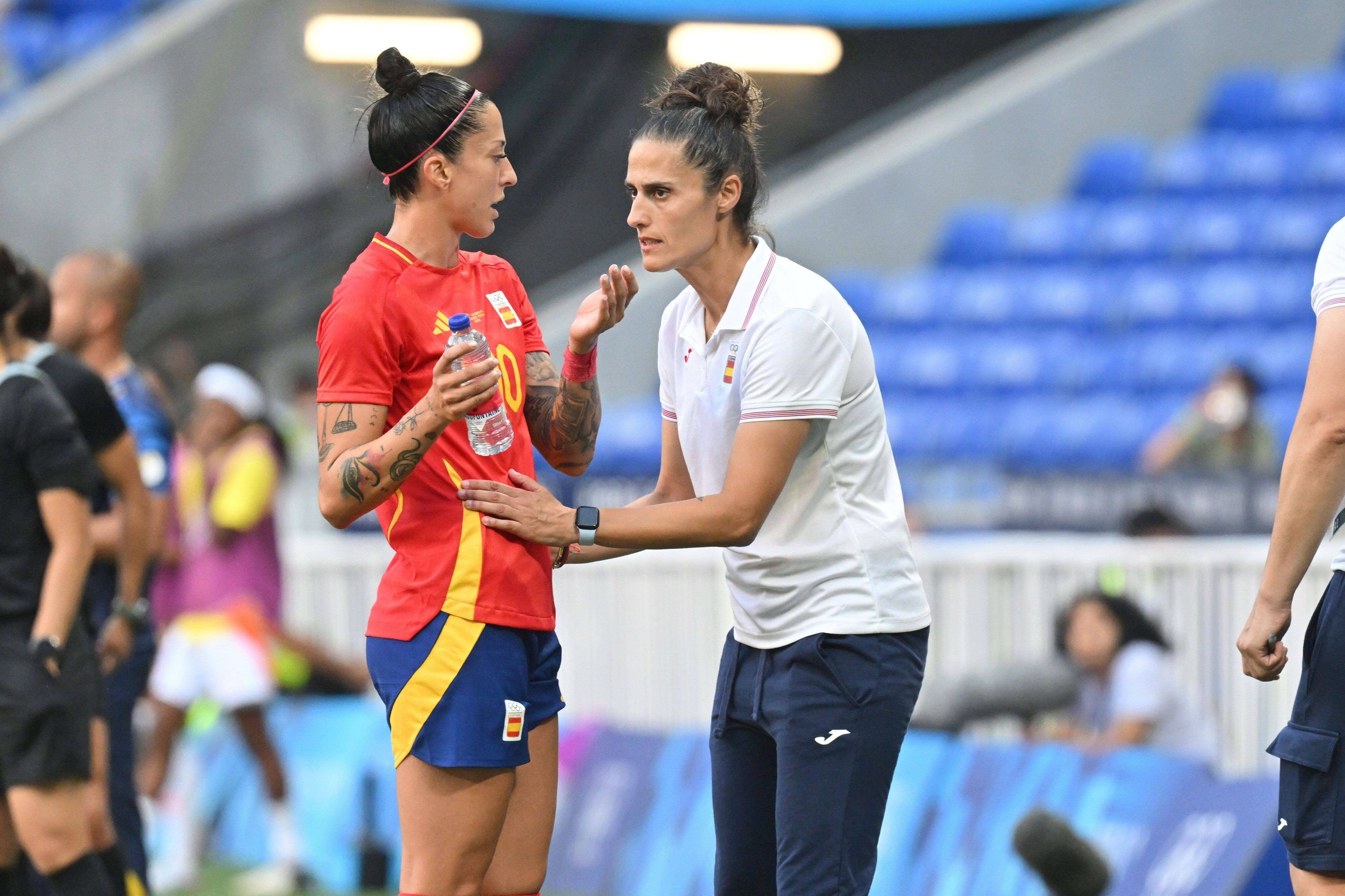  Montse Tomé da indicaciones a Jenni Hermoso durante las Olimpiadas.