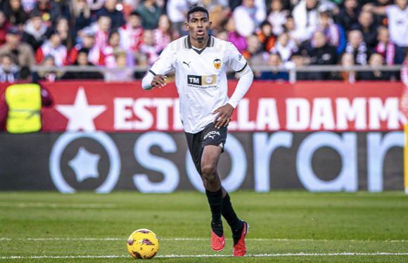 Mosquera, ante el Girona FC.