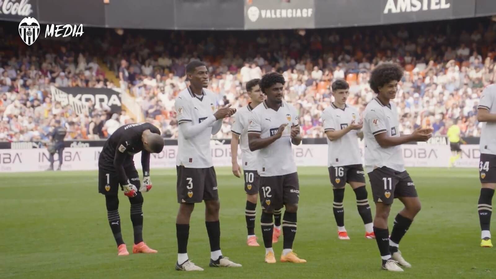 Mosquera mira orgulloso a su hermano, Peter se ríe