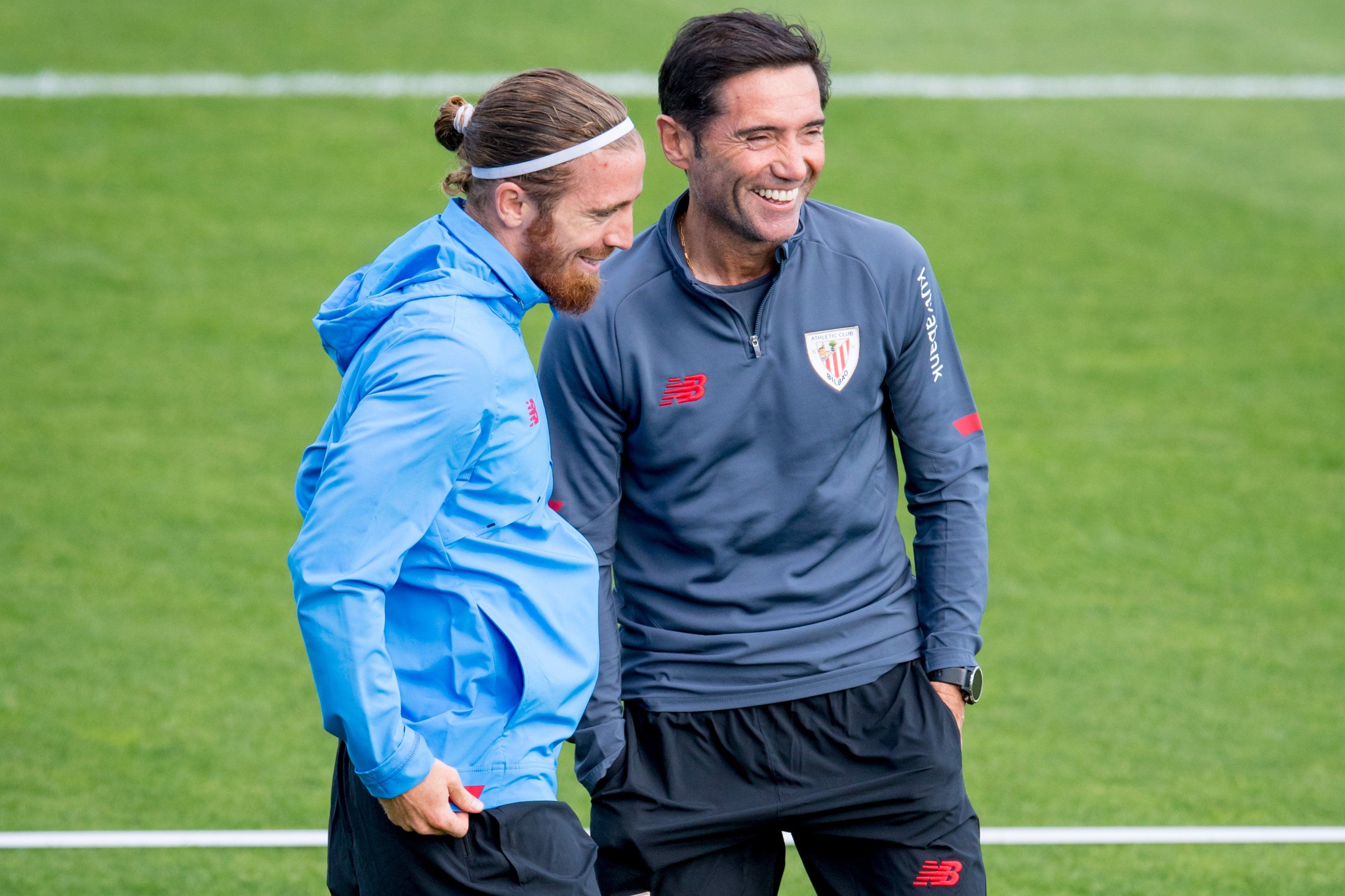  Risas entre el capitán, Iker Muniain, y el míster Marcelino García Toral en Lezama.
