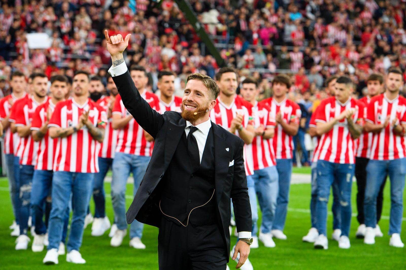  Iker Muniain saluda en su fiesta de despedida en San Mamés