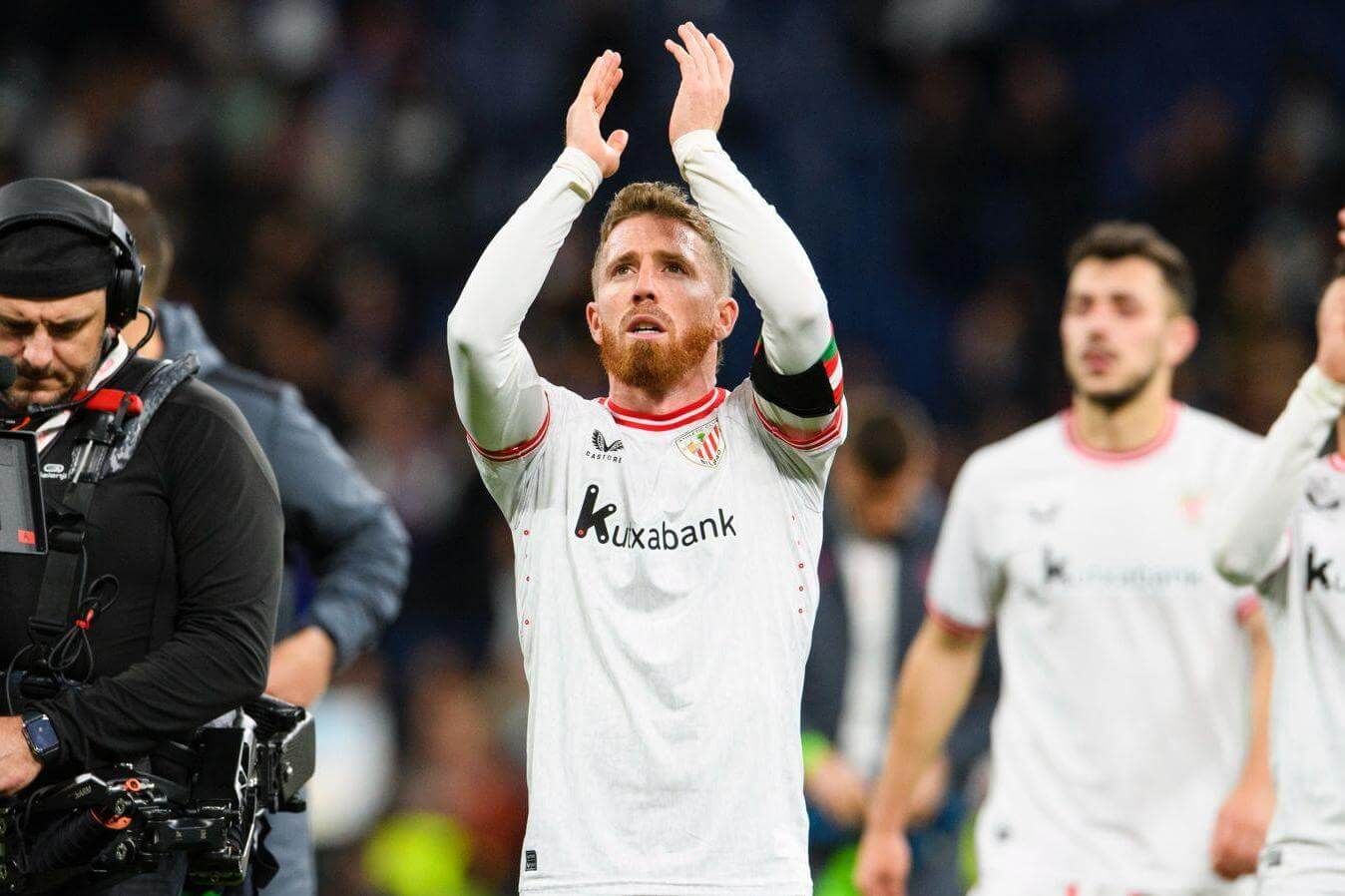 Aplauso de Iker Muniain en el Bernabéu.