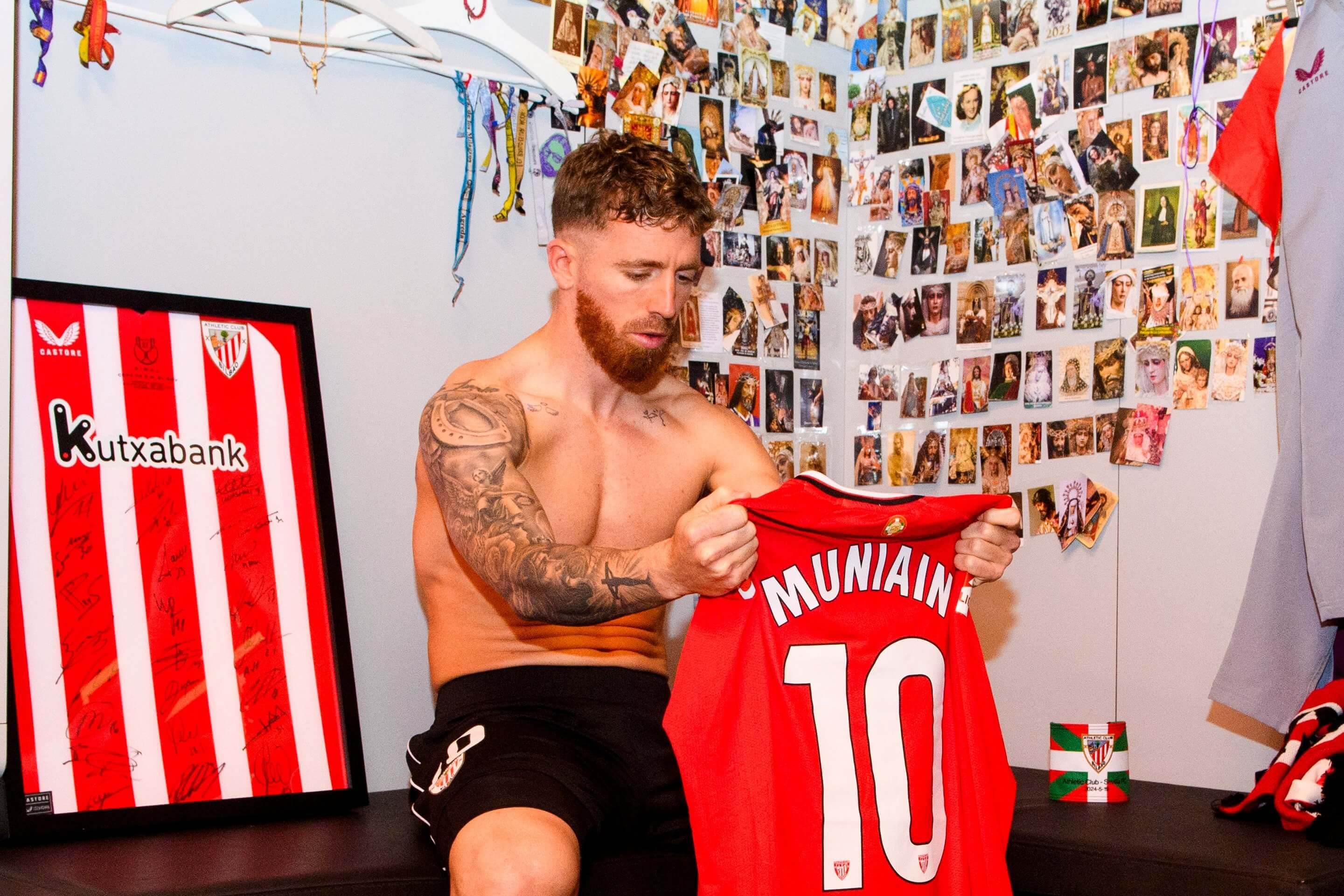  El capitán Iker Muniain en su rincón en el vestuario de San Mamés.