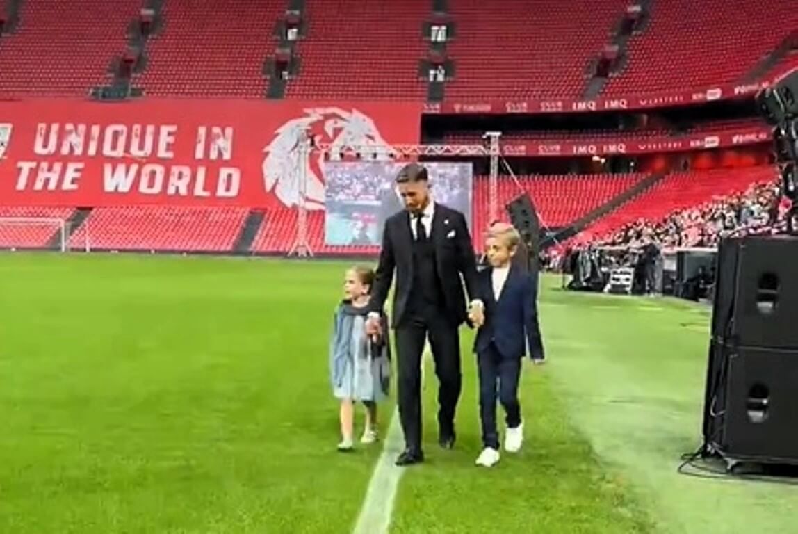 Iker Muniain sale a su fiesta de despedida en San Mamés, con sus hijos.