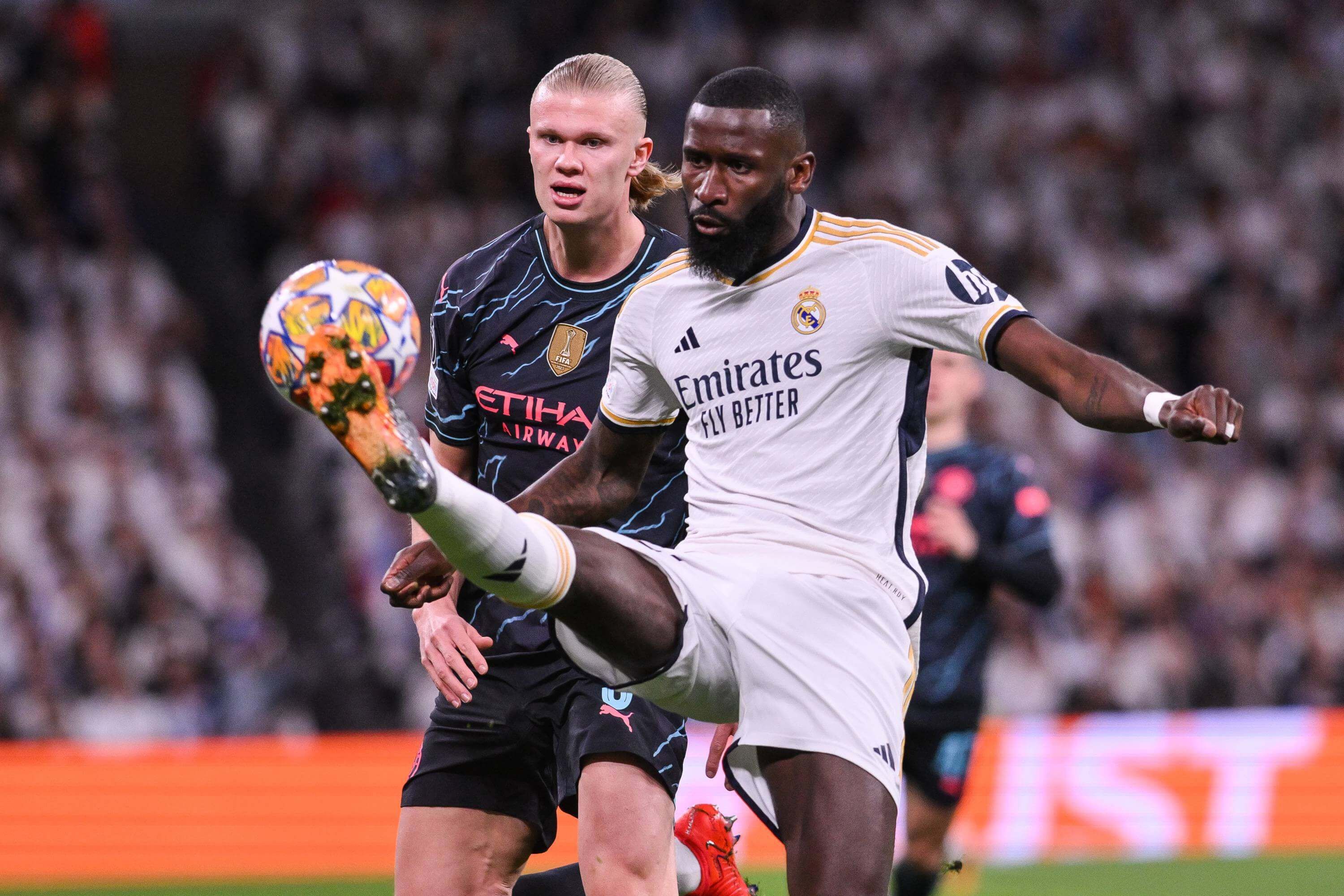  Haaland y Rüdiger, en una jugada del partido (FOTO: Cordón Press).