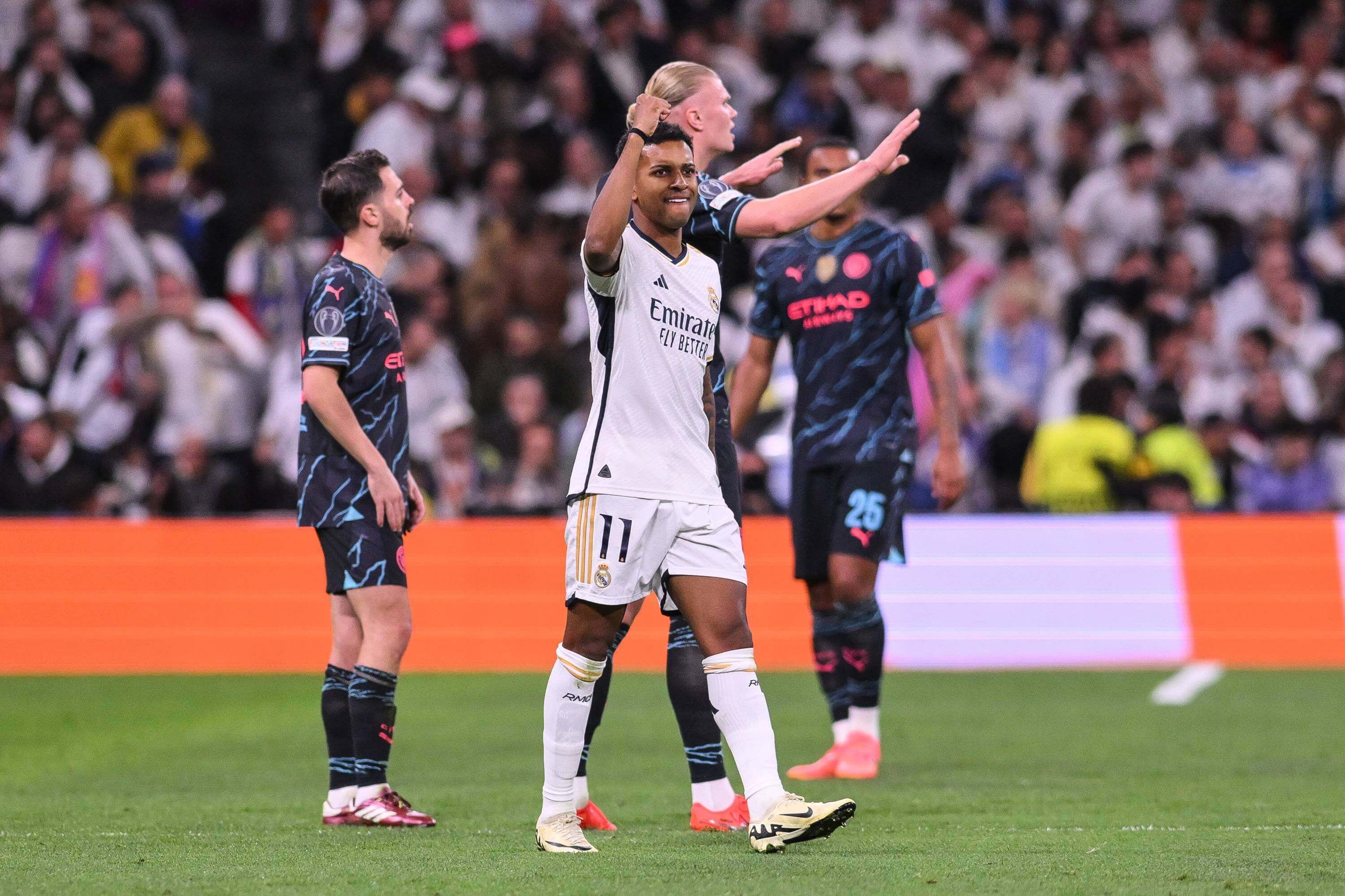 Rodrygo festeja su gol ante Haaland en el Real Madrid-Manchester City.