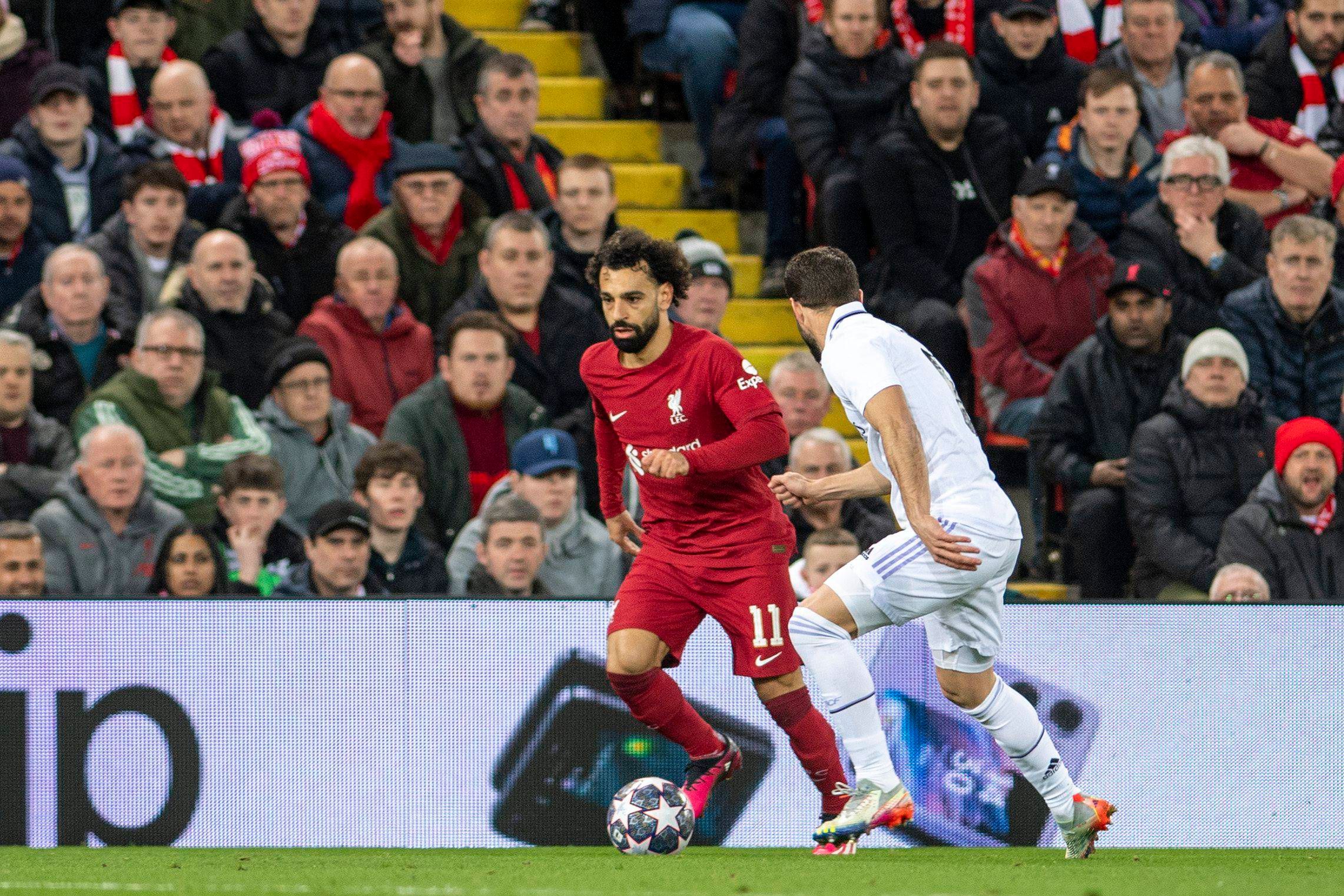  Nacho busca frenar a Salah.