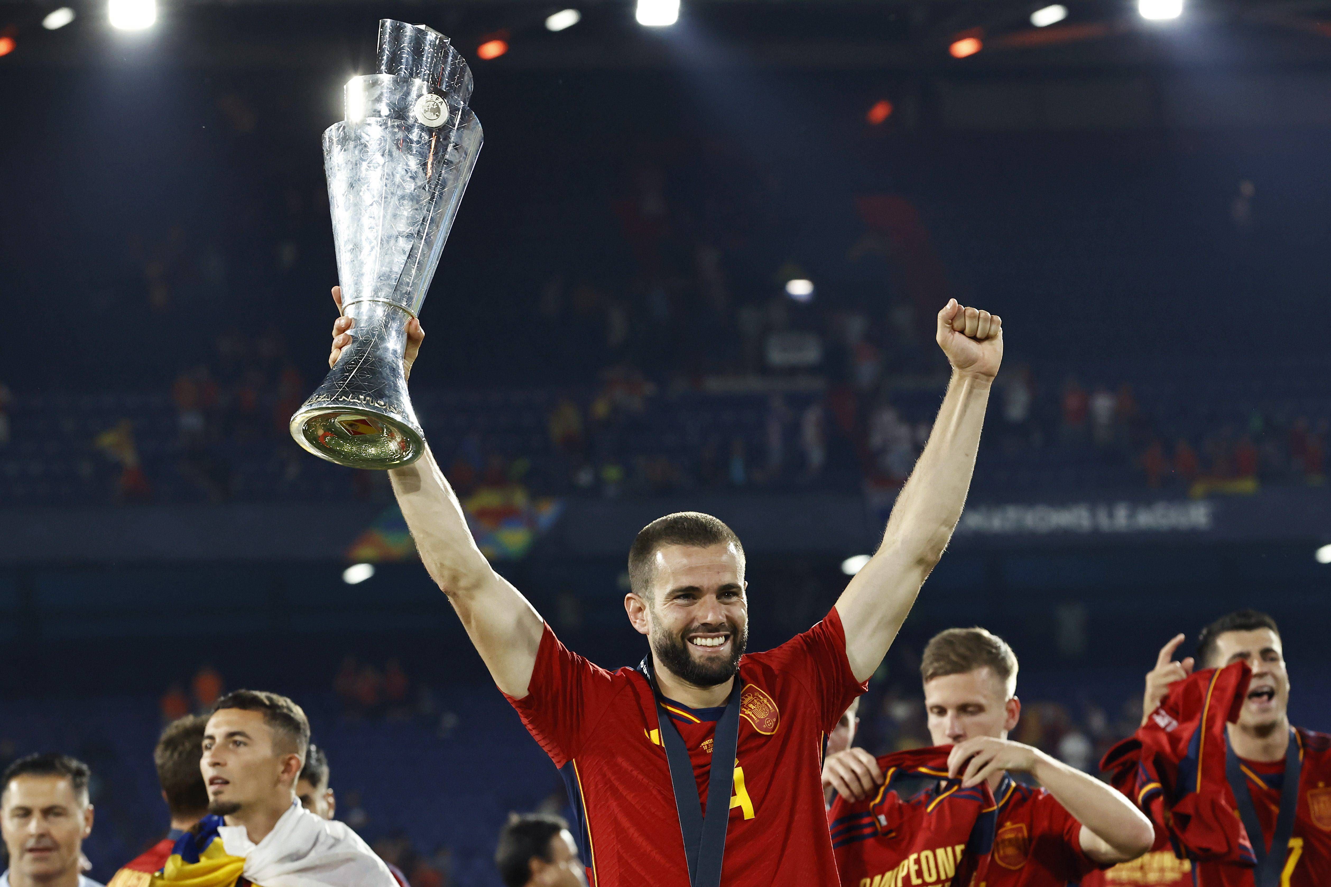  Nacho Fernández, con el título de la Nations League.